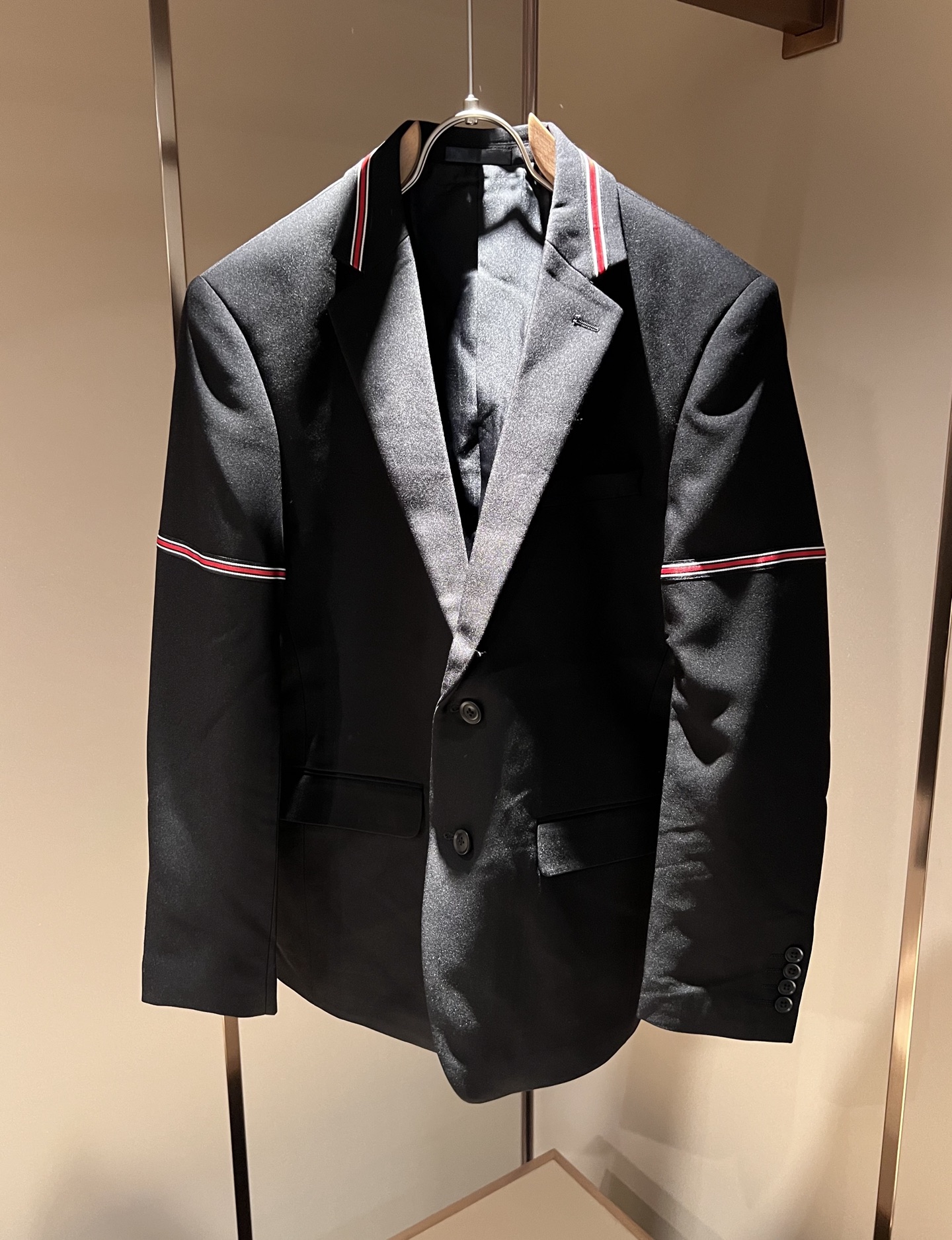 NO:118920,ThomBrow*e Tom Long 2025 Early Spring Suit Jacket Jacket!  This year's new counter products, cool and cool fabrics, fashionable and urban versatile styles, and the special fabrics are all imported from the UK. They have unique textures and are not comparable to ordinary fabrics. Conventional suit collar design, classic iconic brand webbing for two-test sleeves, which are rare styles. The collar and cuffs are symmetrical. A very charming design, with no lining inner seam edging technology, very well-established, technical, and high-end. The minimalist design elements of the season, a must-have for trendy men, a perfect slim fit style, highly recommended!  Size 46 -58, manolo blahnik,jackets & coats,jackets & coats,business suit,alexander wang19860909ThomBrow*e汤姆*朗2025早春西装夹克外套！今年的专柜新品,面料帅酷爆款 时尚都市百搭款,特供面料都是英国进口的西服面料,质感独特,不是一般面料所能对比的产品.常规的西装领设计,二测袖臂经典标志性品牌织带,可遇不可求的款,领口领和袖口相互对称,非常极具魅力的设计,无里布内缝包边工艺,细节非常到位,要非常讲究技术的一款,细节决定高端.极简当季的设计元素,潮男必备单品,完美修身版型,强烈推荐！尺码46 -58,,manolo blahnik,jackets & coats,jackets & coats,business suit,alexander wang,Men's clothing