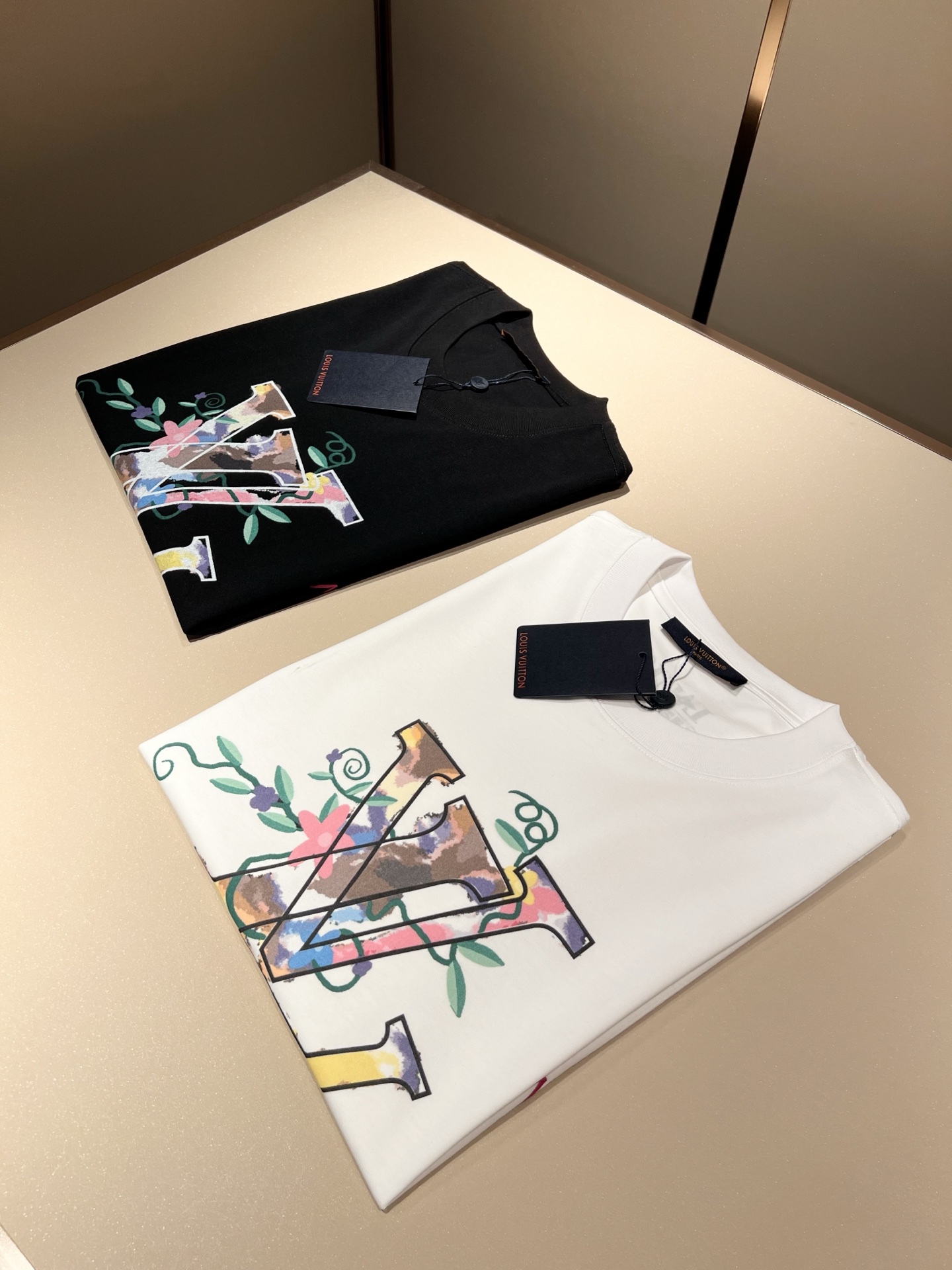 NO:121557,LouisVuitt*Louis*Deng The new series of spring and summer 2025 products are launched, a very fashionable and avant-garde short-sleeved T-shirt for men and women, with logo logo pattern and printing decoration!  Different from the past, it declares the design concept that has been passed down for many years in the brand!  Its eye-catchingness is no less than any classic style, perfectly presenting the fashionable, high-end and luxurious feeling in front of the world!  Made of imported 280 grams of cotton, selected high-quality pure cotton fabrics, soft and soft to the touch, the real thing is definitely beyond your imagination, close to the body and breathable, even if you sweat profusely, you will not feel greasy or stuffy, and will bring sweating and moisture absorption to the extreme!  Size M-3XL, louis vuitton,louis vuitton,t-shirt,tees,t-shirt,alexander wang19860909LouisVuitt*路易*登 2025春夏全新系列单品上线,非常时髦前卫的一款男女同款短袖T恤,标识logo图案印花修饰！区别于以往的不同,宣示品牌传承多年的设计理念！其吸睛度完全不亚于任何经典款式,将时髦高级感与奢华感完美呈现在世人眼前！客供进口280克全棉材质制成,精选优质纯棉面料,触感软糯亲肤细腻,实物到手绝对超乎你的想象,贴身无比舒适透气,即便是汗流浃背也不会有腻身及闷热感可言,将排汗吸湿性发挥到了极致！尺码M-3XL,,louis vuitton,louis vuitton,T-shirt,tees，t-shirt,alexander wang,Men's clothing