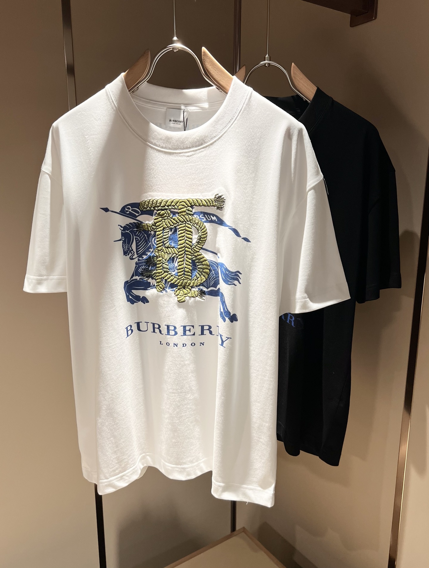 NO:118942,BURBER*Y Ba*li's new spring and summer 2025 short-sleeved T-shirt for men and women, is coming, and is made of a popular environmentally friendly pure cotton fabric recently. It is a high-end outdoor sports and leisure series, which is very popular in sports!  BUR's latest special material, logo logo pattern printed embroidery design!  Fabric is also called memory cloth, which refers to fabrics with morphological memory functions. It instantly kills all versions on the market. It can only be said that it is not a level at all. Whether it is material, detail restoration and craftsmanship, you are not afraid of any challenges. Just to contribute wonderful products to everyone. As always, it is consistent. A style that implements the core concept of BUR will be closely tied to fashion, always maintaining perfection, a simple but not simple design style perfectly meets the outfit you need in daily life. Size: M-3XL., burberry, T-shirt, tees, t-shirt, alexander wang19860909BURBER*Y巴*莉2025春夏新品男女同款短袖T恤,重磅来袭,最近比较火热的环保纯棉面料制作而成,高端户外运动休闲系列,非常火热运动风潮！BUR最新研发的特殊材质,标志logo图案印花刺绣设计！面料也叫记忆布,是指具有形态记忆功能的面料,秒杀市面上一切版本,只能说根本就不是一个级别的存在,不管是材质还是细节还原度以及工艺制作方面,不惧任何挑战,只为给大家奉献绝妙产物一如既往,始终如一,贯彻了BUR核心理念的一个款式将与时尚紧紧的捆绑在一起,时刻保持完美,简约而不简单的的设计风格,完美的满足了你日常所需要的穿搭.尺码:M-3XL.,,burberry,T-shirt,tees，t-shirt,alexander wang,Men's clothing