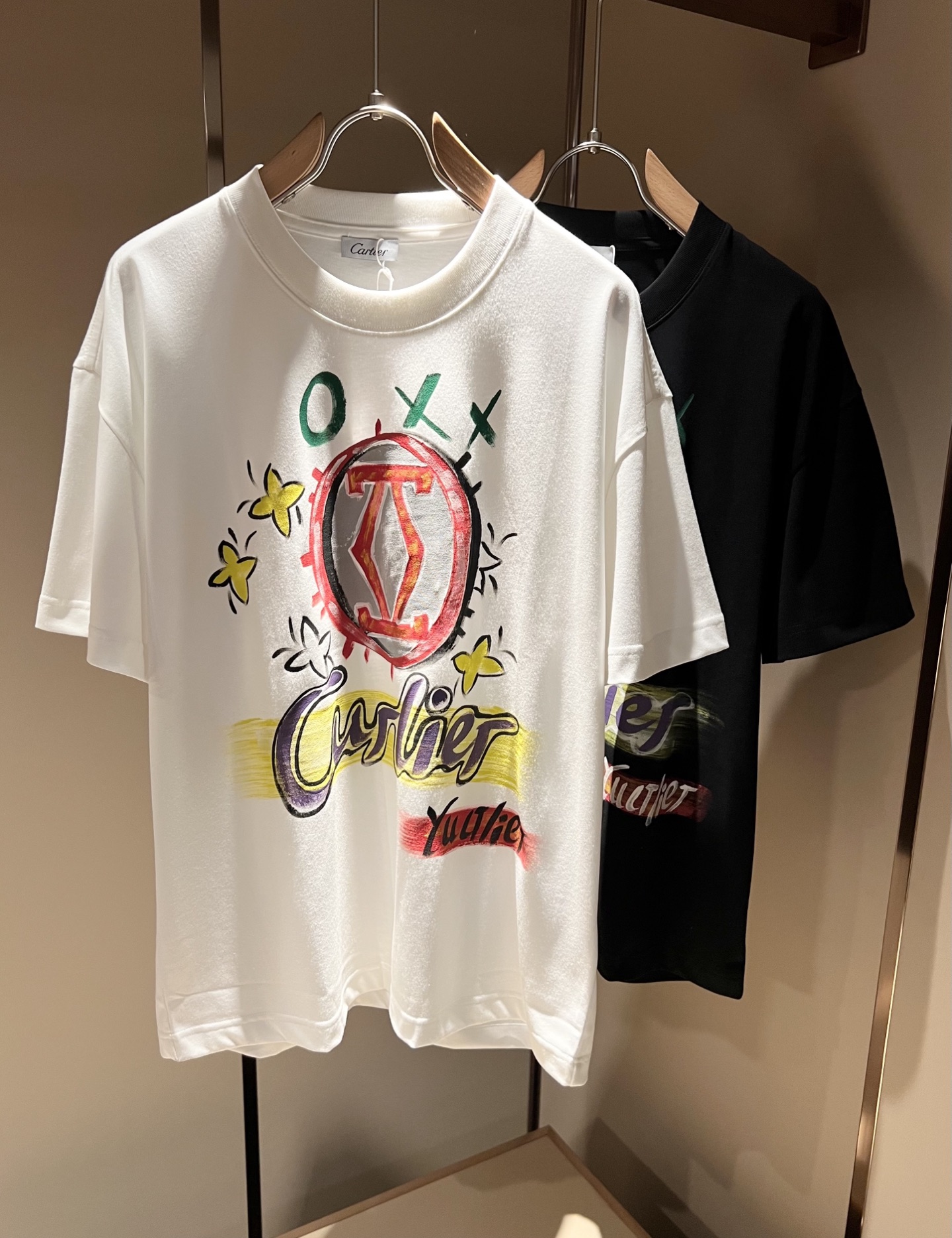 NO:118936,Cartier's new series of 2025 spring and summer products are launched, a very fashionable and avant-garde short-sleeved T-shirt for men and women, with logo logo pattern graffiti print modification!  Different from the past, it declares the design concept that has been passed down for many years in the brand!  Its eye-catchingness is no less than any classic style, perfectly presenting the fashionable, high-end and luxurious feeling in front of the world!  Made of imported 260 grams of cotton, selected high-quality pure cotton fabrics, soft and soft to the touch, the real thing is definitely beyond your imagination, close to the body and breathable, even if you sweat profusely, you will not feel greasy or stuffy, and will bring sweating and moisture absorption to the extreme!  Size M-3XL, cartier, cartier, T-shirt,tees, t-shirt,alexander wang19860909Cartier卡地亚 2025春夏全新系列单品上线,非常时髦前卫的一款男女同款短袖T恤,标识logo图案涂鸦印花修饰！区别于以往的不同,宣示品牌传承多年的设计理念！其吸睛度完全不亚于任何经典款式,将时髦高级感与奢华感完美呈现在世人眼前！客供进口260克全棉材质制成,精选优质纯棉面料,触感软糯亲肤细腻,实物到手绝对超乎你的想象,贴身无比舒适透气,即便是汗流浃背也不会有腻身及闷热感可言,将排汗吸湿性发挥到了极致！尺码M-3XL,,cartier,cartier,T-shirt,tees，t-shirt,alexander wang,Men's clothing