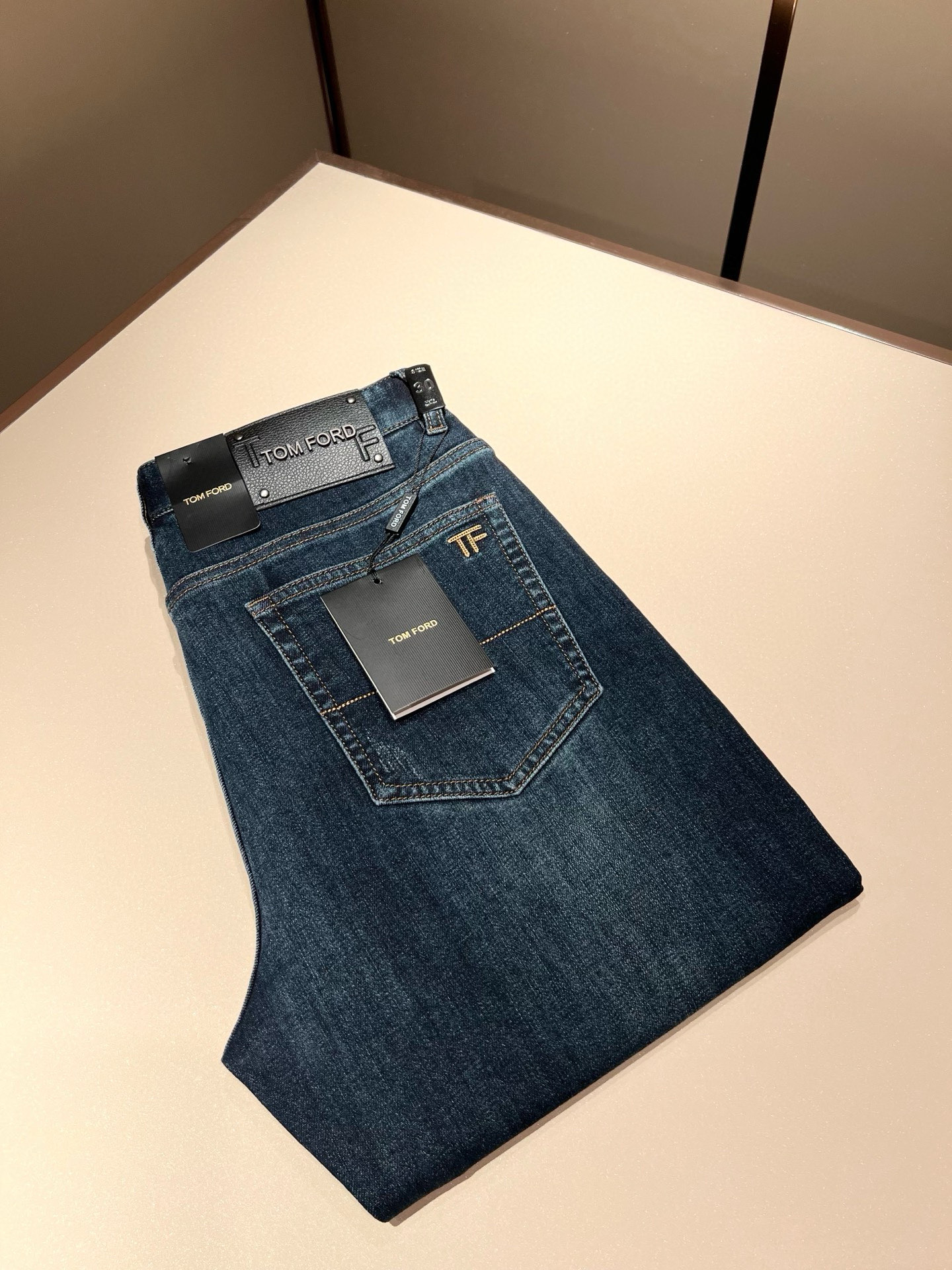 NO:118913,TOM FORD New products for 2025 early spring will be released!  Denim is high-end, versatile and pragmatic, and not sensational!  Limited editions in Hong Kong, Macao and Taiwan!  !  Three-dimensional cut cotton material!  The Taiwan foreign trade company undertakes the exquisite and delicate materials, which seems to be Prada's patented high-quality custom-made original hardware logo design!  Not only in the material, color and style, the life philosophy behind the design just fits the dual mentality of modern people's pursuit of personal practicality and fashion aesthetics, and achieves a perfect balance between function and aesthetics. It is not only the display of fashion trends, but also the ultimate of modern aesthetics. P's vision does not limit the indispensable components of the core value of fashion brands, another alternative to mature styles, sizes 29-40,,tom ford,prada,alexander wang19860909TOM FORD 汤姆福特 2025早春新品发售！牛仔高级百搭实用主义不哗众取宠！港澳台地区限定款！！立体裁剪纯棉材质！台湾外贸公司承接、材质精致细腻似乎是普拉达专利品质上乘 定制原版五金logo设计！不仅在材料、颜色与款式工夫,设计背后的生活哲学正巧契合现代人追求切身实用与流行美观的双重心态,在机能与美学之间取得完美平衡,不但是时尚潮流的展现,更是现代美学的极致.P的视野并没有局限时尚品牌核心价值中不可或缺的组成部分、的另一种选择替代风格成熟、尺码29-40,,tom ford,prada,alexander wang,Men's clothing