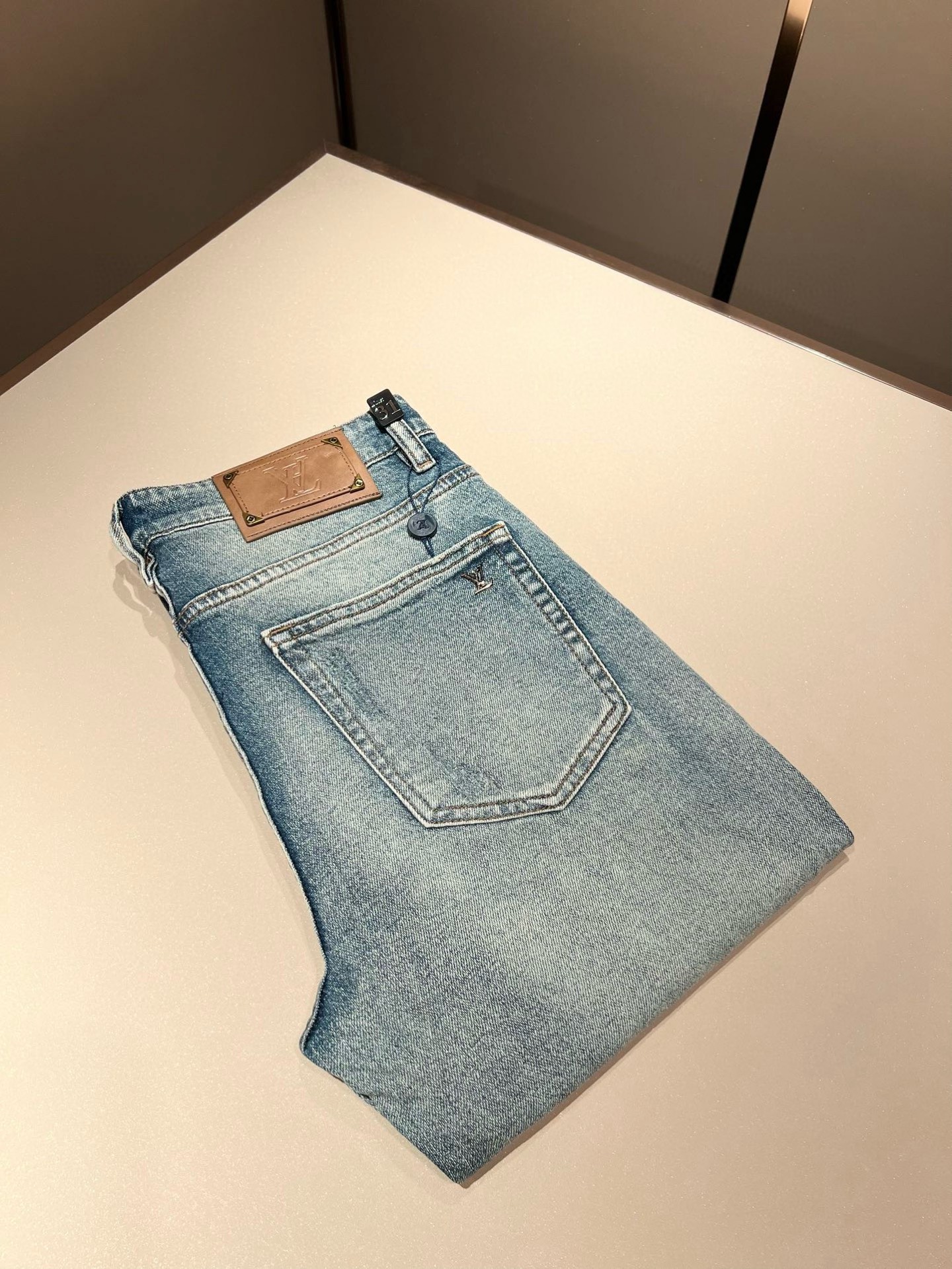 NO:118921,Louis Vuitto*Louis*Deng 2025 Early Spring New Men's Classic Washed Small Straight Jeans. Excellent upper body performance, a versatile choice, and a great value-for-money sharing!  !  As a classic combination of simple elements for boys, the classic jeans series of Louis meets the Louis classic jeans series, this has always been a legendary item in the industry and a lasting item. Many men with senior economic strength are guests of the Louis family. Countless bigwigs have performed this sentence. This is even circulated in the fashion circle. It is made of top denim jeans. After high-end washing process, it is of great grade and luxury. Nameplate waist brand hardware logo auxiliary material design!  The fabric is excellent and comfortable on the upper body, giving people a full of trendy and fashionable atmosphere, interpreting luxury and trend to the extreme. The classic, exquisite and precise straight-tube cutting design, and the thickness can be even better across all seasons!  Size 30 -40, louis vuitton,louis vuitton,alexander wang19860909Louis Vuitto*路易*登2025早春新款男士经典水洗小直筒牛仔长裤.绝佳的上身性能,百搭之选,超值性价比分享！！作为男生简约元素经典搭配,路遇路易经典仔裤系列,这个一直是业内的传奇单品,也是经久不衰的单品,很多具有资深经济实力的男人都是路易家族的座上客,无数的大佬都曾演绎过,时尚圈更是流传这么一句话,顶级丹宁牛仔面料打造而成,经高端水洗工艺处理后,极具档次与奢华感.铭牌腰牌五金logo辅料设计！面料极好上身舒适,给人满满的潮流时髦气息,将奢华与潮流感演绎到了极致,经典精湛精准的直筒版型裁剪设计,厚度更是能横跨四季必入好款！ 尺码30 -40,,louis vuitton,louis vuitton,alexander wang,Men's clothing