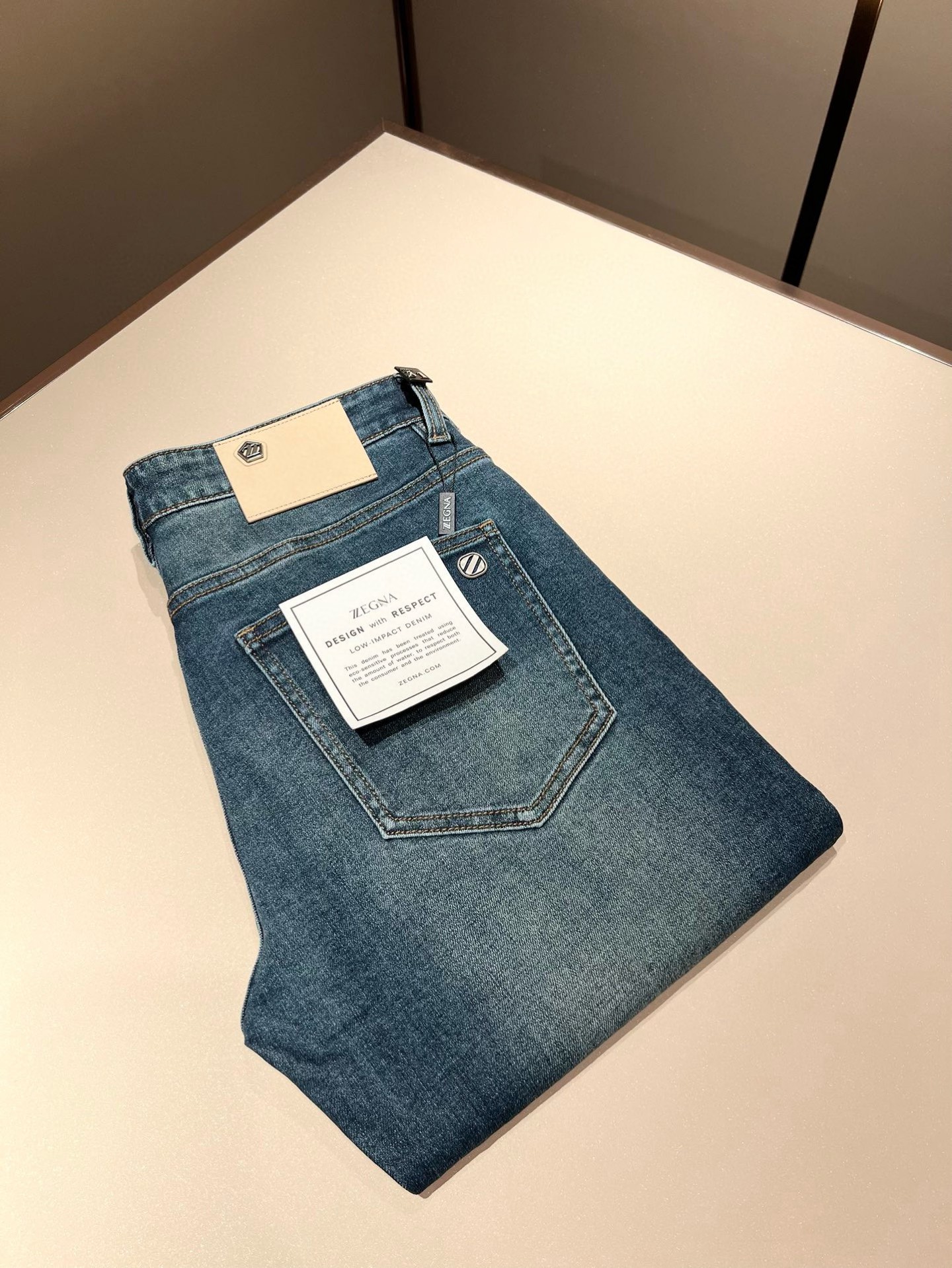 NO:118916,Zegna's new spring and summer 2025 new men's casual jeans, the finale of the channel has appeared!  !  Sold simultaneously at the counter!  It is no exaggeration to say that this trouser is made from the original OEM channel, not a bragging original OEM, but is a product from the domestic ready-to-wear OEM factory officially authorized by Jenia!  Therefore, the ratio of quantity and size is extremely short, so you can earn it if you grab it!  The best pants are officially unveiled!  !  !  !  !  !  Zegna's things have always been one of the only essential outfits for successful business people!  Not everyone can easily surpass the brand's high-end style and its own strong aura. No matter which season the style is, it is a standard temperament!  However, the fabric style is between business and casual and daily wear, and the waist design logo waist brand decoration!  Only Jenya, who can design a pair of trousers so well-suited to the public, is the only one who focuses on men's clothing, business and casualness!  Whether you wear this style in a casual occasion or in a business occasion, you must wear it well and be able to wear it to your own taste!  Pants that give yourself unlimited points!  Size 29-40, zegna, jeans, alexander wang19860909Zegna 杰尼亚 2025春夏新款男士休闲牛仔裤,压轴的渠道货出现了！！柜台同步销售！ 毫不夸张的说,此款裤装是原厂代工渠道的货,并不是吹牛的原厂代工,完全是由杰尼亚官方授权的国内成衣代工厂出来的产品！所以数量跟尺码配比都极度紧缺,抢到就是赚到！最好的裤装正式揭幕！！！！！！Zegna的东西,从来都是成功商务人士的专属必备行头之一！品牌高级的格调以及自带强大的气场并不是所有人都能轻易凌驾的.无论哪季的款式都是都是气质标配！但是面料版型又介乎于商务休闲跟日常穿着之间,腰身设计logo腰牌修饰！能将一款裤装设计到如此贴合大众穿着,也就只有专注于男装商务休闲的杰尼亚了！不论您是休闲场合穿搭,或者商务场合此款都能搭配的恰到好处要穿,就必须穿好的,能穿出属于自己品味的！给自己无限加分的裤子！尺码29-40,,zegna,jeans,alexander wang,Men's clothing