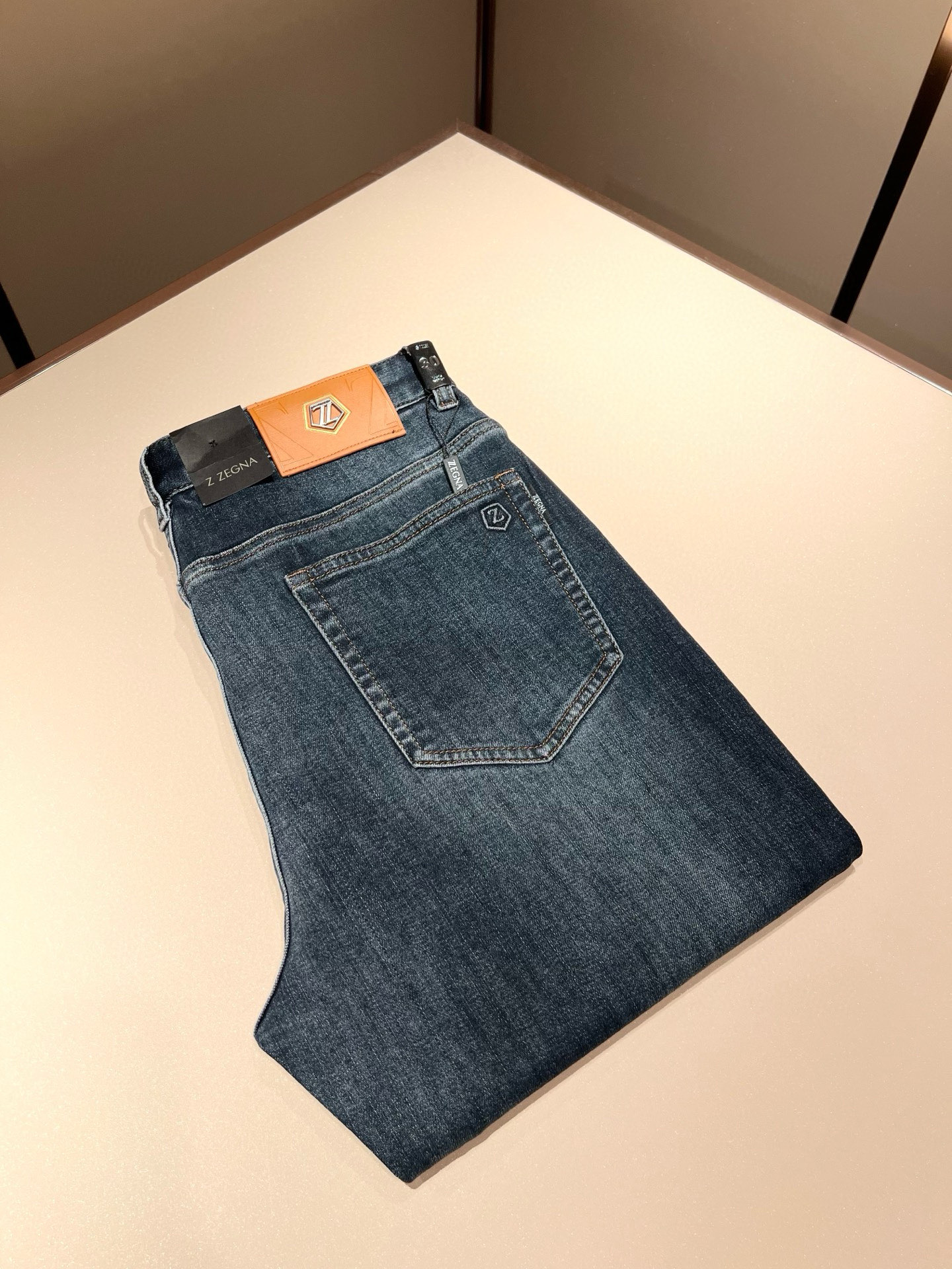 NO:118911,Zegna's new spring and summer 2025 new men's casual jeans, the finale of the channel has appeared!  !  Sold simultaneously at the counter!  It is no exaggeration to say that this trouser is made from the original OEM channel, not a bragging original OEM, but is a product from the domestic ready-to-wear OEM factory officially authorized by Jenia!  Therefore, the ratio of quantity and size is extremely short, so you can earn it if you grab it!  The best pants are officially unveiled!  !  !  !  !  !  Zegna's things have always been one of the only essential outfits for successful business people!  Not everyone can easily surpass the brand's high-end style and its own strong aura. No matter which season the style is, it is a standard temperament!  However, the fabric style is between business and casual and daily wear, and the waist design logo waist brand decoration!  Only Jenya, who can design a pair of trousers so well-suited to the public, is the only one who focuses on men's clothing, business and casualness!  Whether you wear this style in a casual occasion or in a business occasion, you must wear it well and be able to wear it to your own taste!  Pants that give yourself unlimited points!  Size 29-40, zegna, jeans, alexander wang19860909Zegna 杰尼亚 2025春夏新款男士休闲牛仔裤,压轴的渠道货出现了！！柜台同步销售！ 毫不夸张的说,此款裤装是原厂代工渠道的货,并不是吹牛的原厂代工,完全是由杰尼亚官方授权的国内成衣代工厂出来的产品！所以数量跟尺码配比都极度紧缺,抢到就是赚到！最好的裤装正式揭幕！！！！！！Zegna的东西,从来都是成功商务人士的专属必备行头之一！品牌高级的格调以及自带强大的气场并不是所有人都能轻易凌驾的.无论哪季的款式都是都是气质标配！但是面料版型又介乎于商务休闲跟日常穿着之间,腰身设计logo腰牌修饰！能将一款裤装设计到如此贴合大众穿着,也就只有专注于男装商务休闲的杰尼亚了！不论您是休闲场合穿搭,或者商务场合此款都能搭配的恰到好处要穿,就必须穿好的,能穿出属于自己品味的！给自己无限加分的裤子！尺码29-40,,zegna,jeans,alexander wang,Men's clothing