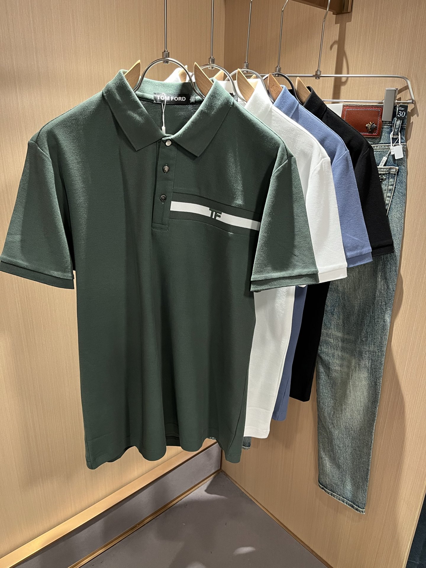 NO:123378,TOM FORD 2025 spring and summer new short-sleeved Polo shirt, with trading company channels available and released on the official website at the same time!  G family spring and summer series couples are launched, with a breast logo pressing design!  The fabric is breathable and has a certain sense of self-weight. Customized original imported top-grade bead floor cotton fabric!  It is breathable and comfortable to wear with close body, beautiful colors, eye-catching and fashionable. The unique patterns can definitely make you outstanding among the crowd!  The upper body effect is age-reducing and versatile. It can easily get daily casual outfits for both men and women!  Size M-4XL, Tom ford,gucci,T-shirt,alexander wang19860909TOM FORD 汤姆福特 2025春夏新款短袖Polo衫,贸易公司渠道稀出,同步官网发售！G家春夏系列情侣上线,胸前logo压胶设计！面料透气有一定的自重感,定制原版进口顶级珠地棉面料！贴身穿着透气亲肤舒适,色彩靓丽、吸睛时髦度爆棚,与众不同的图案绝对可以让你在人群中出彩万分！上身效果减龄又百搭,轻松Get起日常休闲穿搭,男女皆可轻松驾驭！尺码M-4XL,,tom ford,gucci,T-shirt,alexander wang,Men's clothing