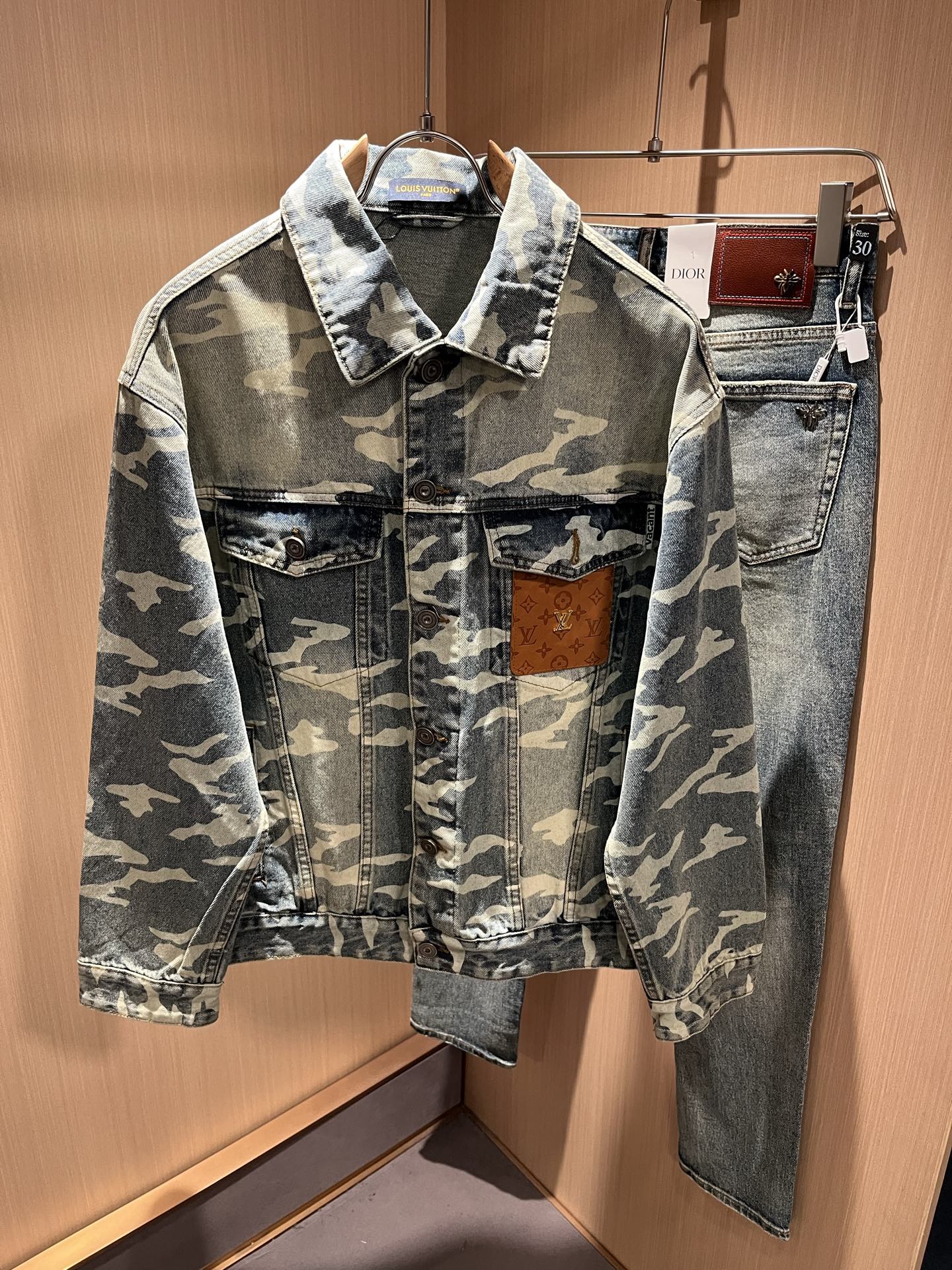 NO:130307,Louis Vuit*on 2025 early spring new light luxury men and women denim jackets, the new high-end of the Louis family, the details and quality are always flawless, heavy industry washing design!  Creative design of leather logo pattern on chest!  If you don’t buy a few Louis items this spring, you are not considered a fashion expert. It interprets Louis’ iconic elements, which are really something that everyone loves. It is super soft and tough, and has excellent breathability. It comes from world-class trade-level OEM channels, with extremely rare quantity and no help after selling out. It is clean and neat. This is the special skill of the Louis family and the latest craftsmanship this quarter. The degree of meticulousness has reached the top, and the loose three-dimensional tailoring design is a unique one. It is a fusion of luxury and fashion!  Size M-4XL, louis vuitton,louis vuitton,jackets & coats,jackets & coats,alexander wang19860909Louis Vuit*on 路易*登 2025早春新款轻奢男女同款牛仔夹克外套,路易家族的新高端,细节品质永远的那么完美无瑕,重工洗水设计！胸前皮革logo图案创意设计！今年春季节没有入手几件路易你算不上时尚达人.诠释路易的标志性元素,实属人见人爱的东西.超级柔软且具有韧性,透气感也是绝佳.来自世界级贸易级别的代工厂渠道,数量极其稀少售完无补.干净俐落.这是路易家族的看家绝活也是本季度的最新工艺.细致化程度已经达到顶端了,宽松立体剪裁的版型设计堪称一绝.属于奢华与时尚的融合！尺码M-4XL,,louis vuitton,louis vuitton,jackets & coats,jackets & coats,alexander wang,Men's clothing