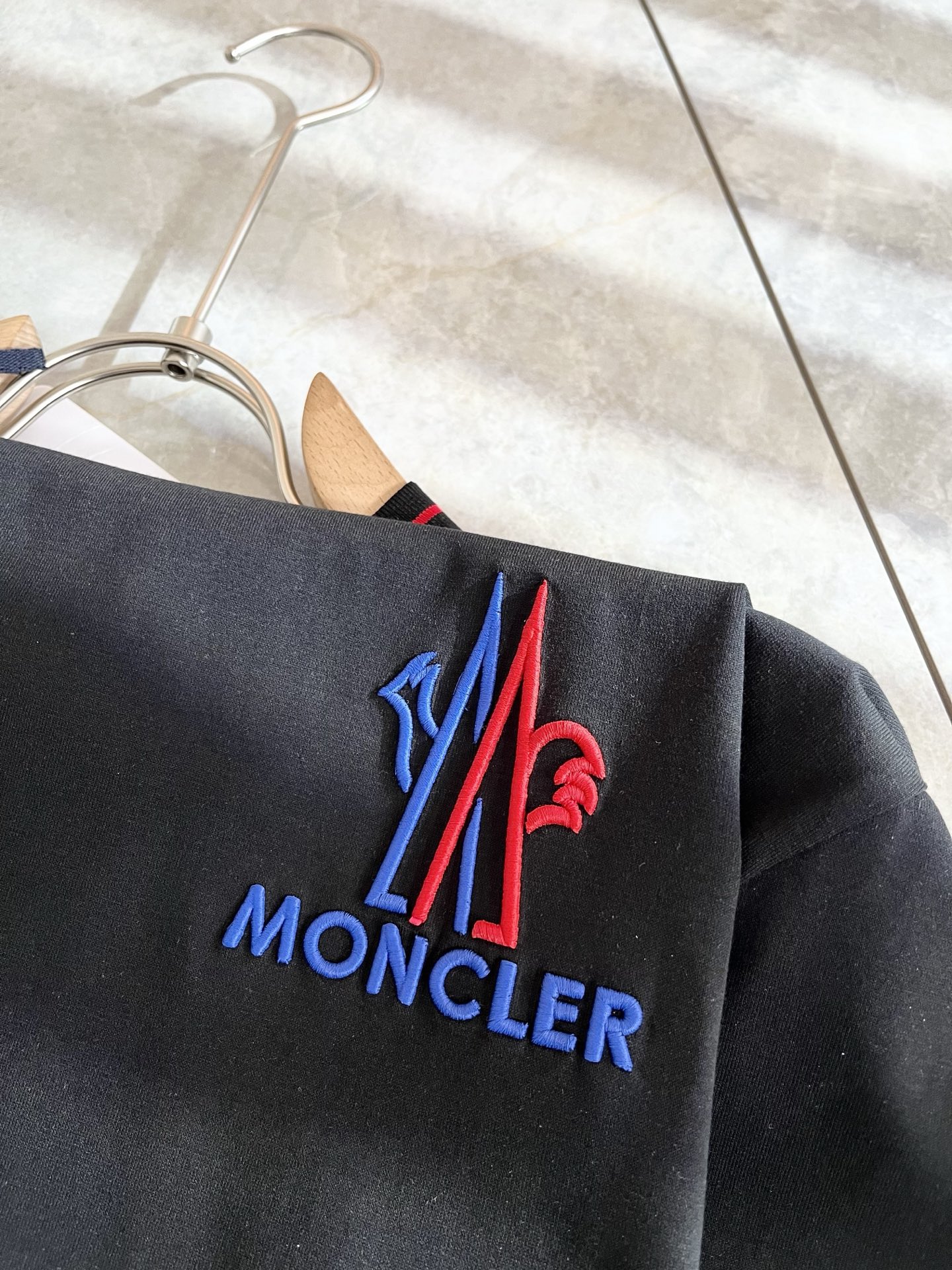 Moncler Men's & Women's Short Sleeve T-Shirt with Embroidered Logo Design 8 i1739728747866 7300 0 7