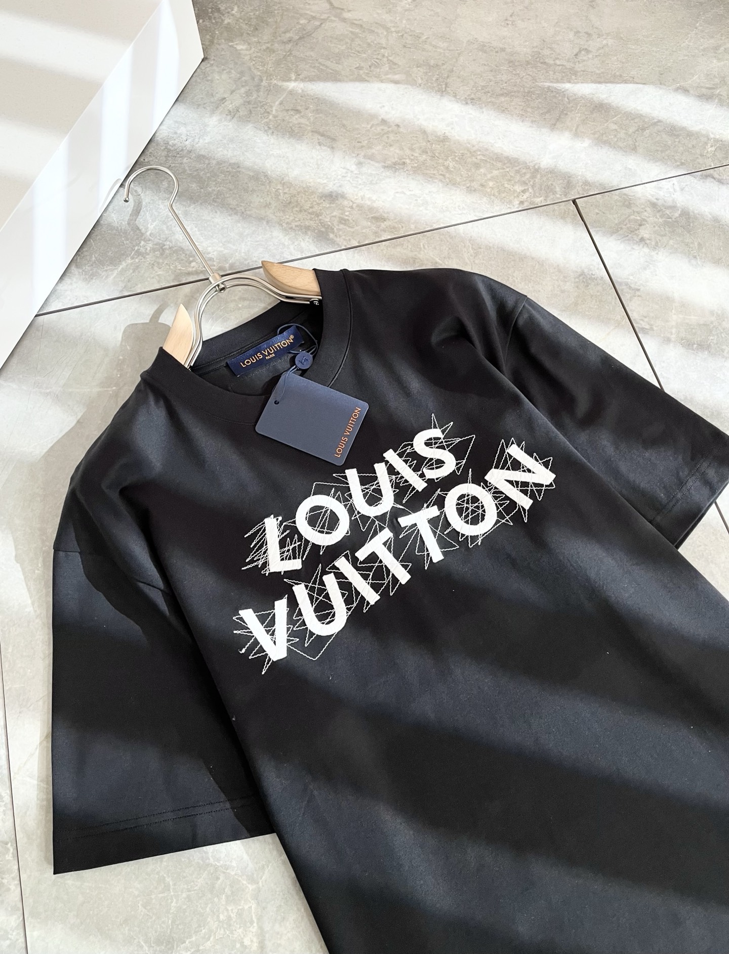 Louis Vuitton 2025 Spring/Summer Logo Embroidered Cotton T-Shirt - Unisex 4 i1739729114885 2573 0 3