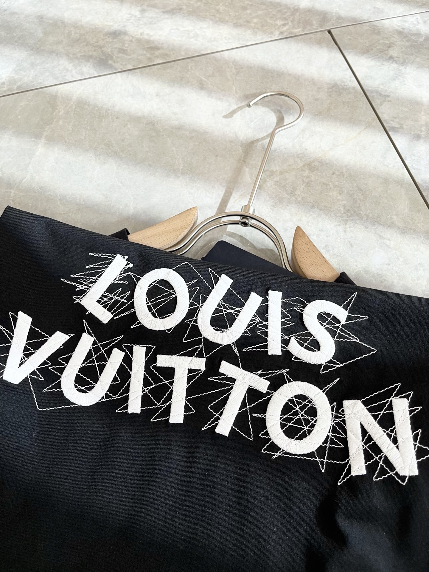 Louis Vuitton 2025 Spring/Summer Logo Embroidered Cotton T-Shirt - Unisex 8 i1739729114932 9008 0 7