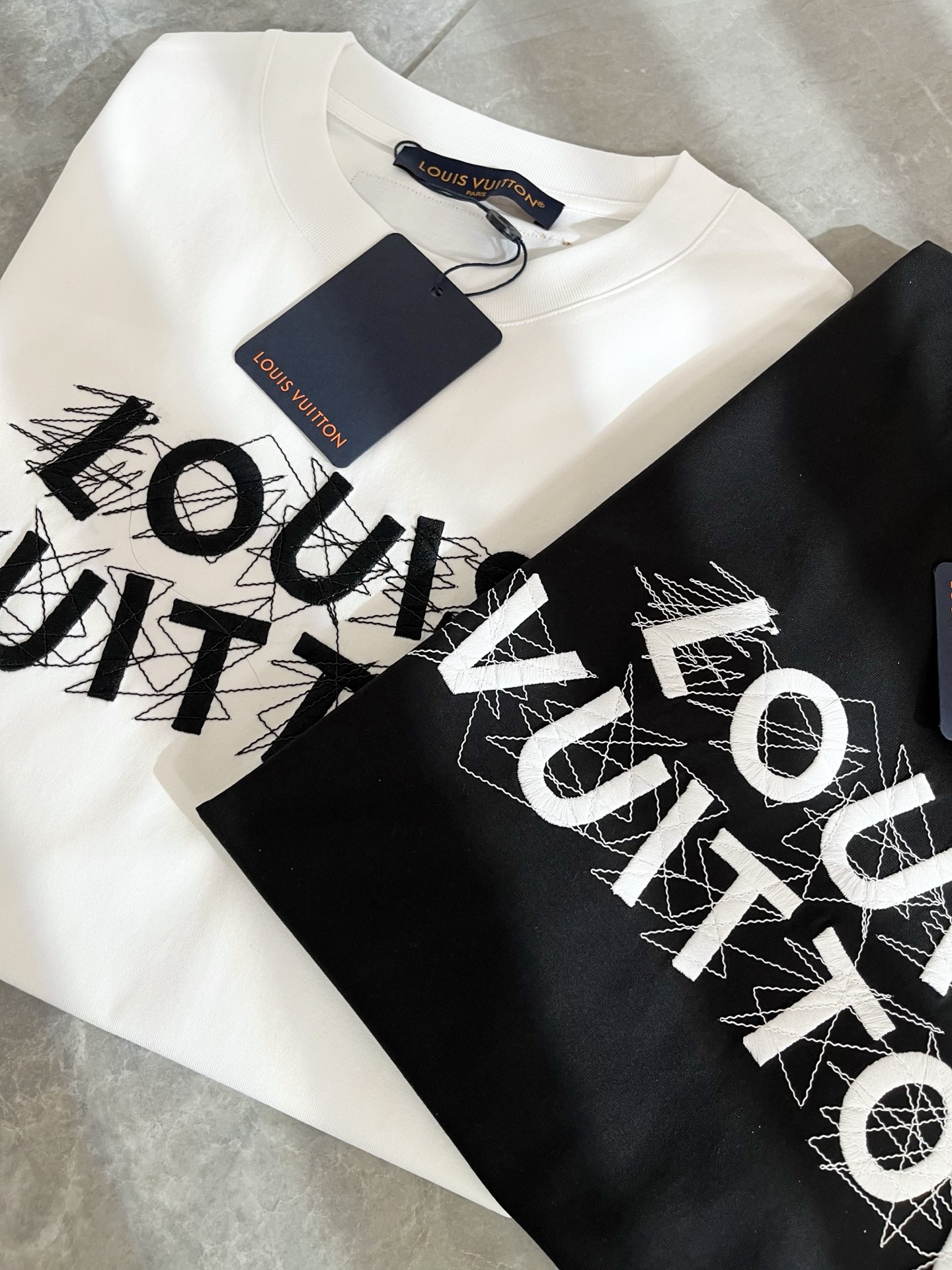 Louis Vuitton 2025 Spring/Summer Logo Embroidered Cotton T-Shirt - Unisex 3 i1739729115018 8078 0 2