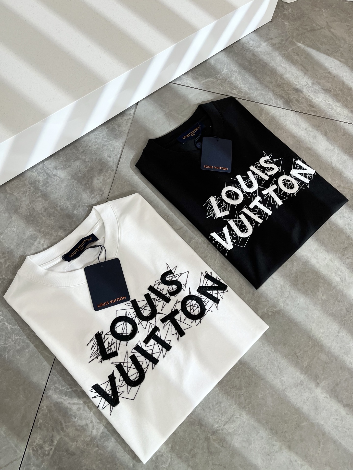 Louis Vuitton 2025 Spring/Summer Logo Embroidered Cotton T-Shirt - Unisex 1 i1739729115892 8400 0 0