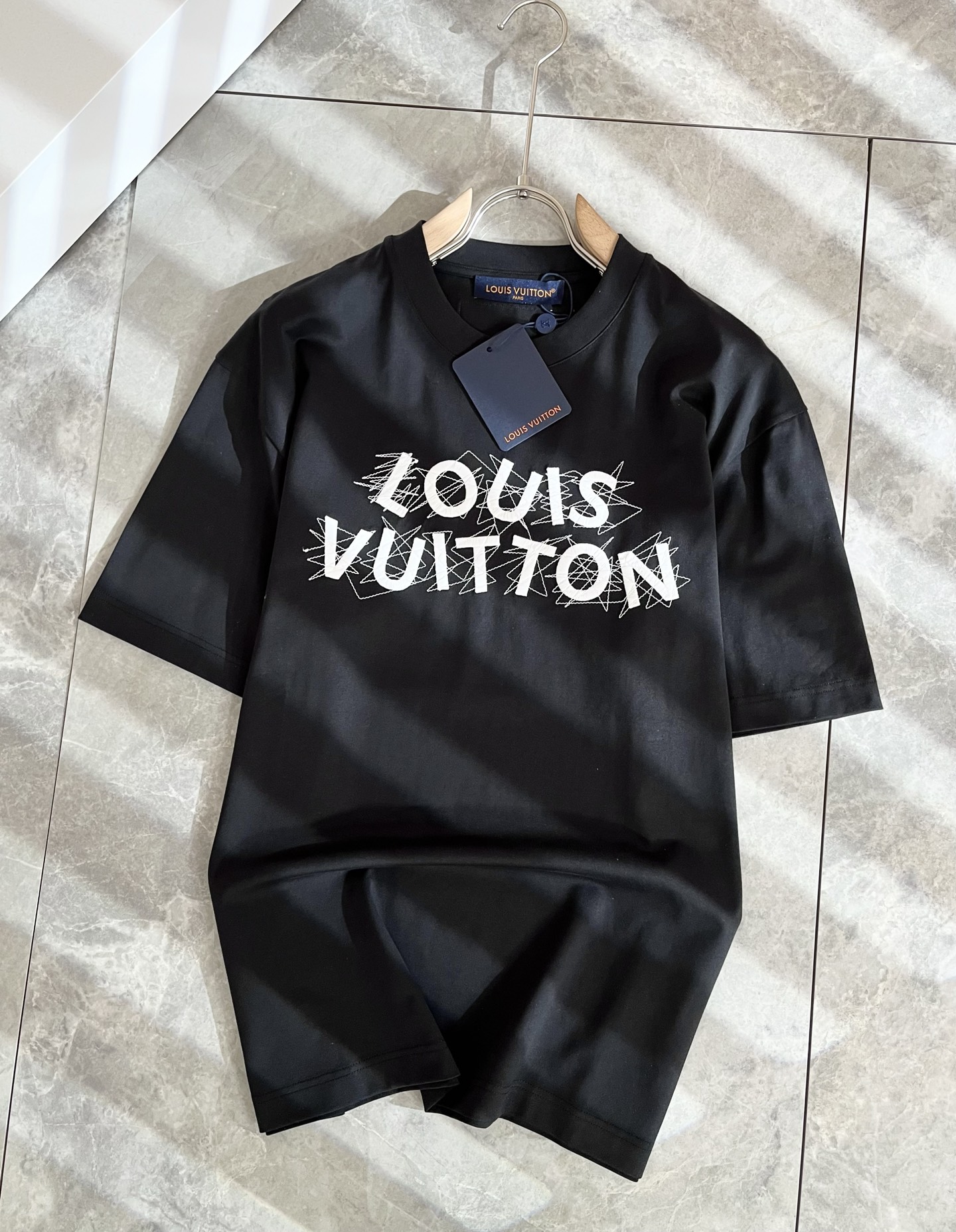 Louis Vuitton 2025 Spring/Summer Logo Embroidered Cotton T-Shirt - Unisex 2 i1739729115980 5778 0 1
