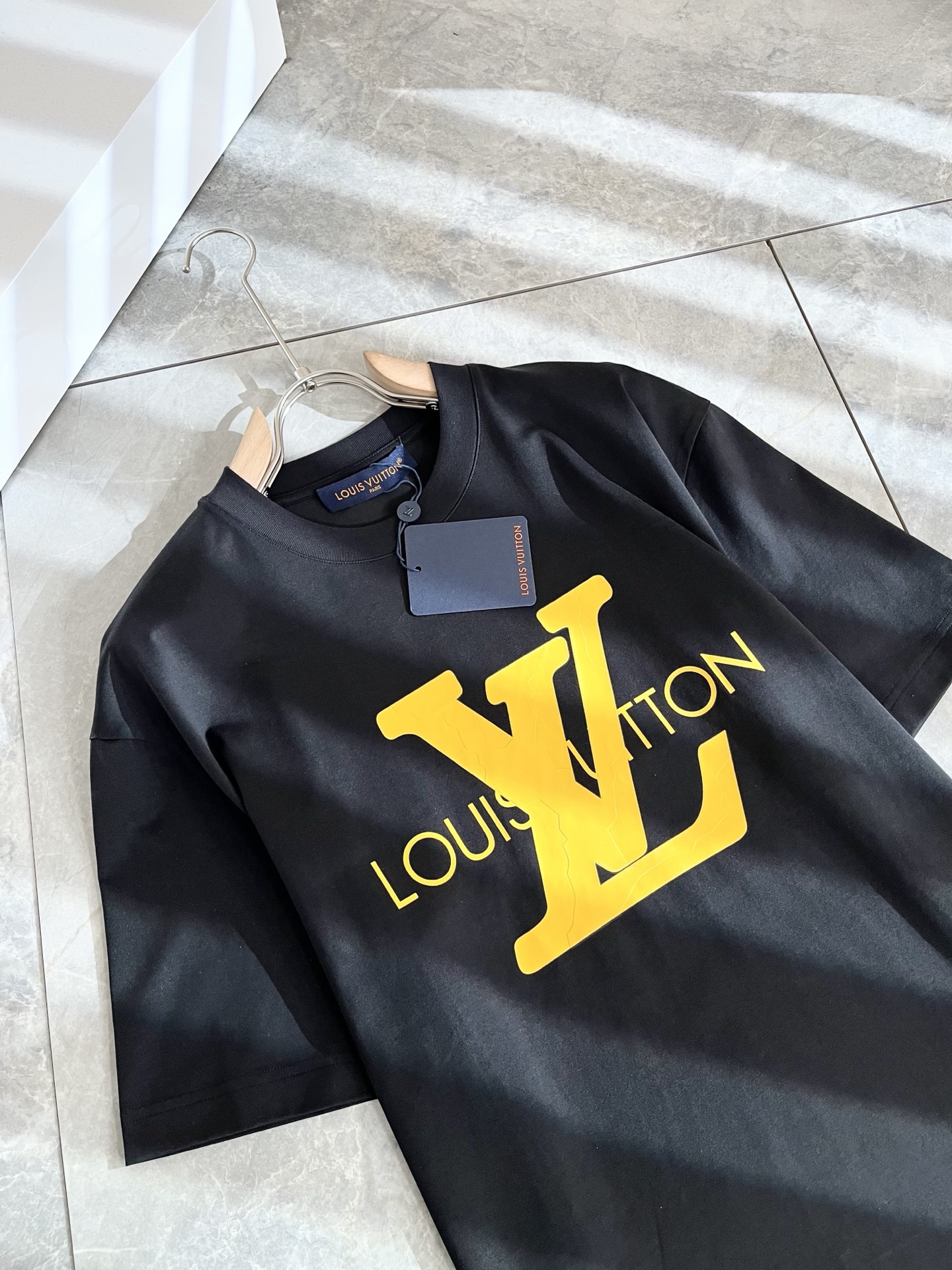 Louis Vuitton 2025 Spring/Summer Logo T-Shirt - Unisex, Fashion Forward 4 i1739729421276 2844 0 3