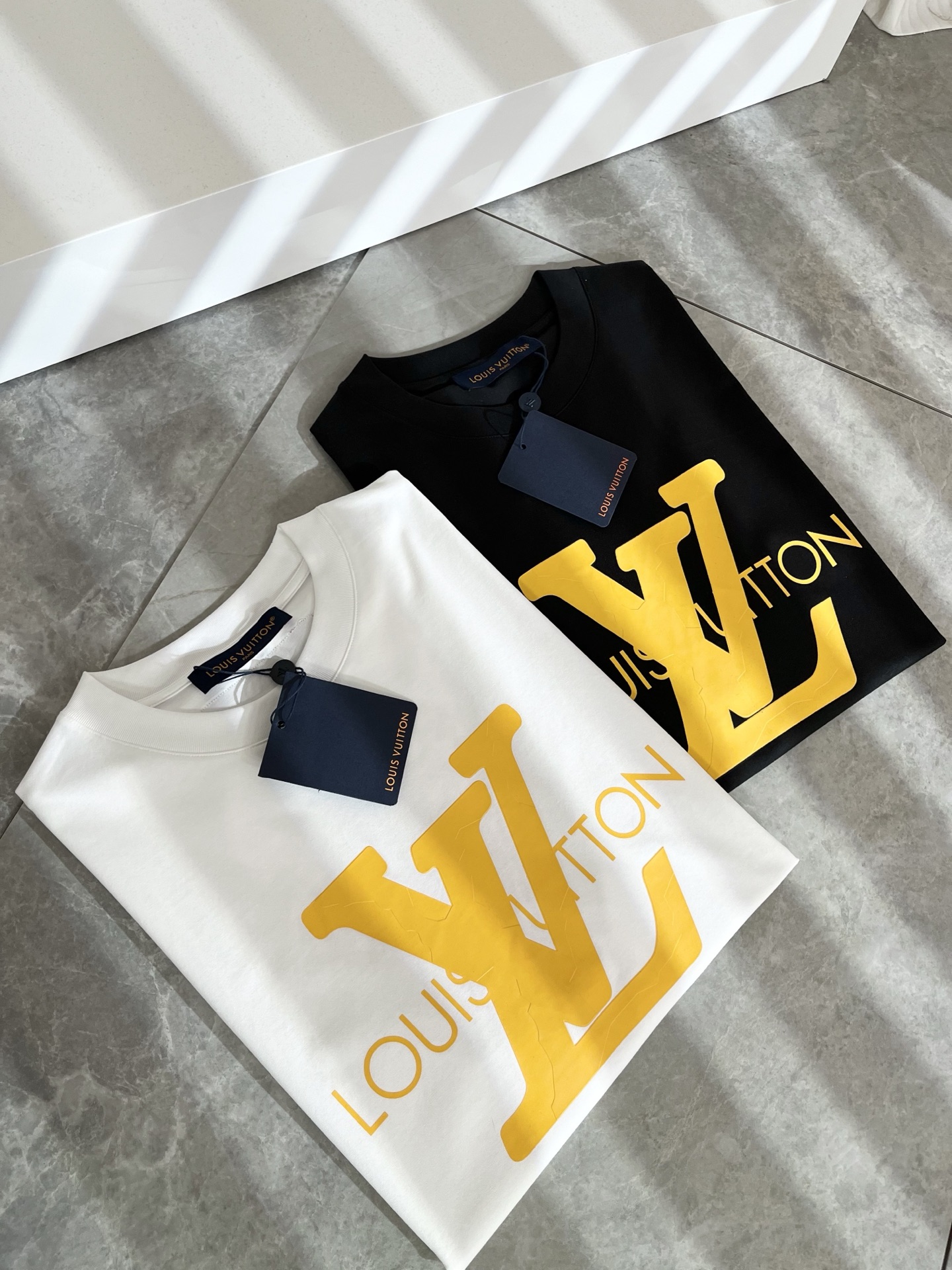 Louis Vuitton 2025 Spring/Summer T-Shirt, Logo Print, Cotton, Unisex 3 i1739729444524 1241 0 2