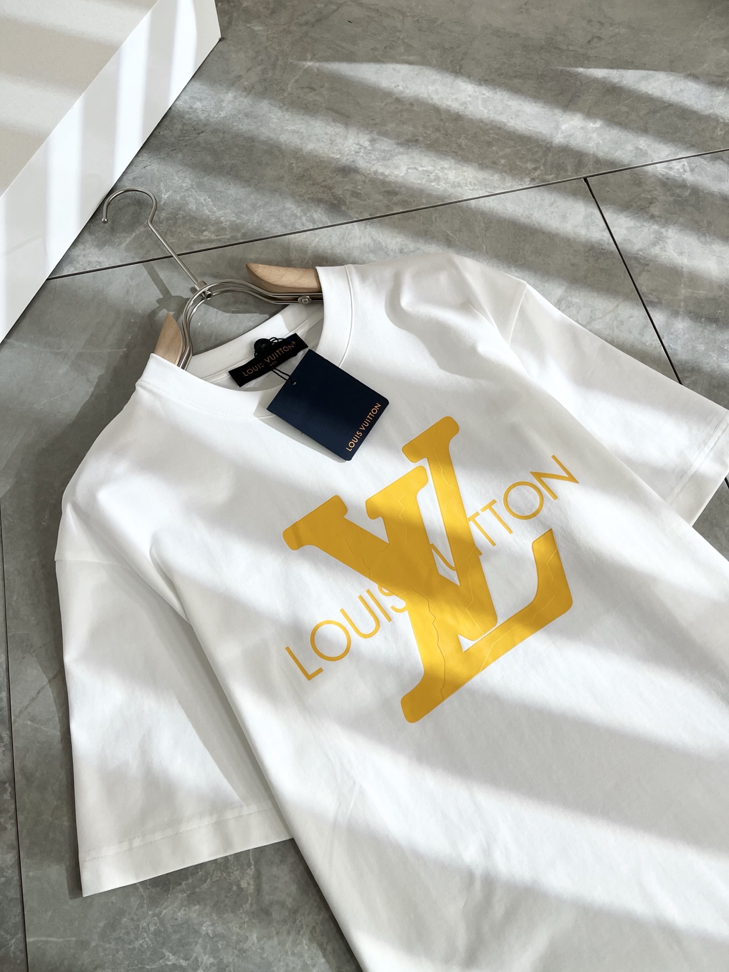 Louis Vuitton 2025 Spring/Summer T-Shirt, Logo Print, Cotton, Unisex 4 i1739729444541 5929 0 3