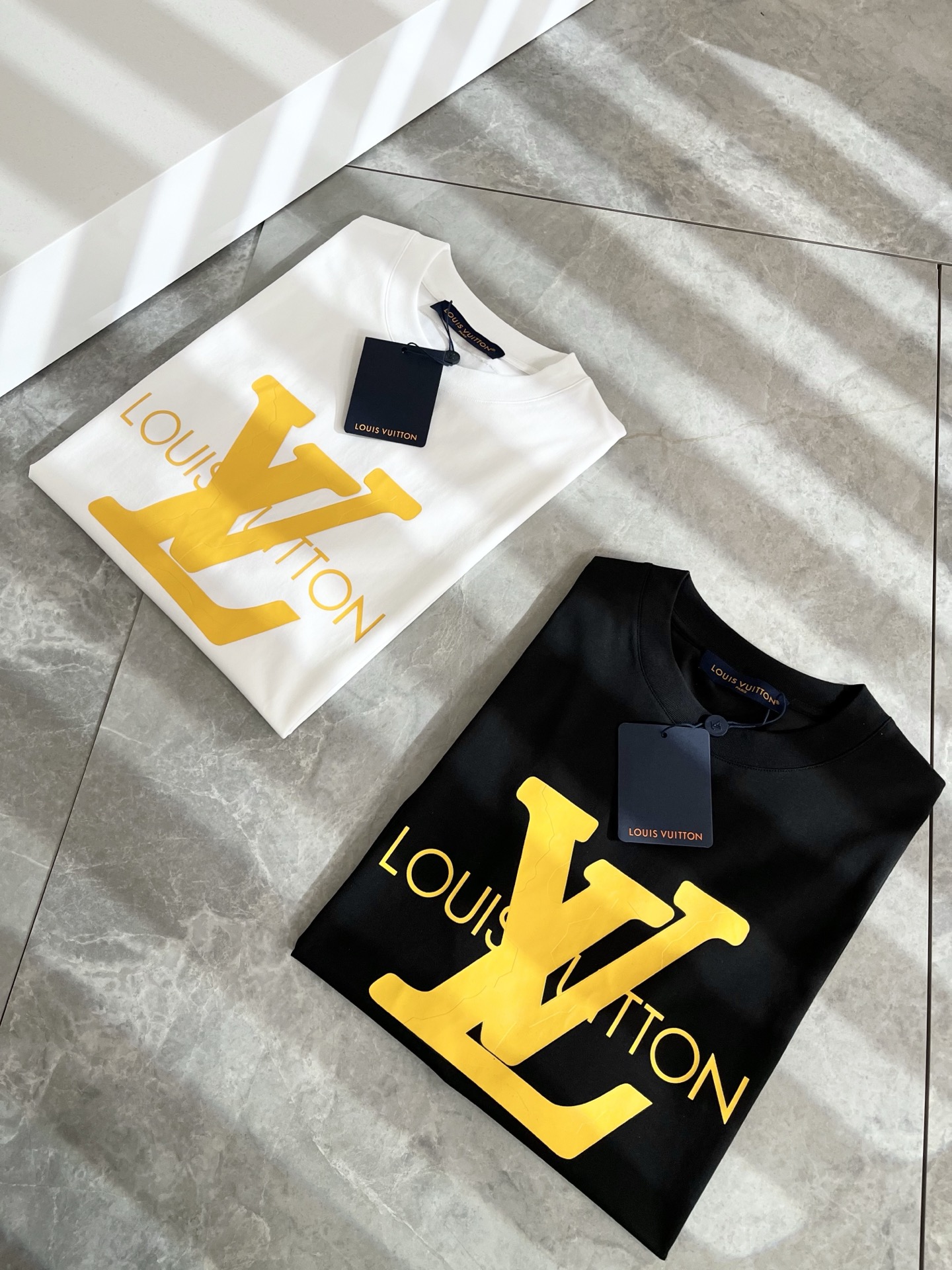 Louis Vuitton 2025 Spring/Summer T-Shirt, Logo Print, Cotton, Unisex 1 i1739729445327 9859 0 0