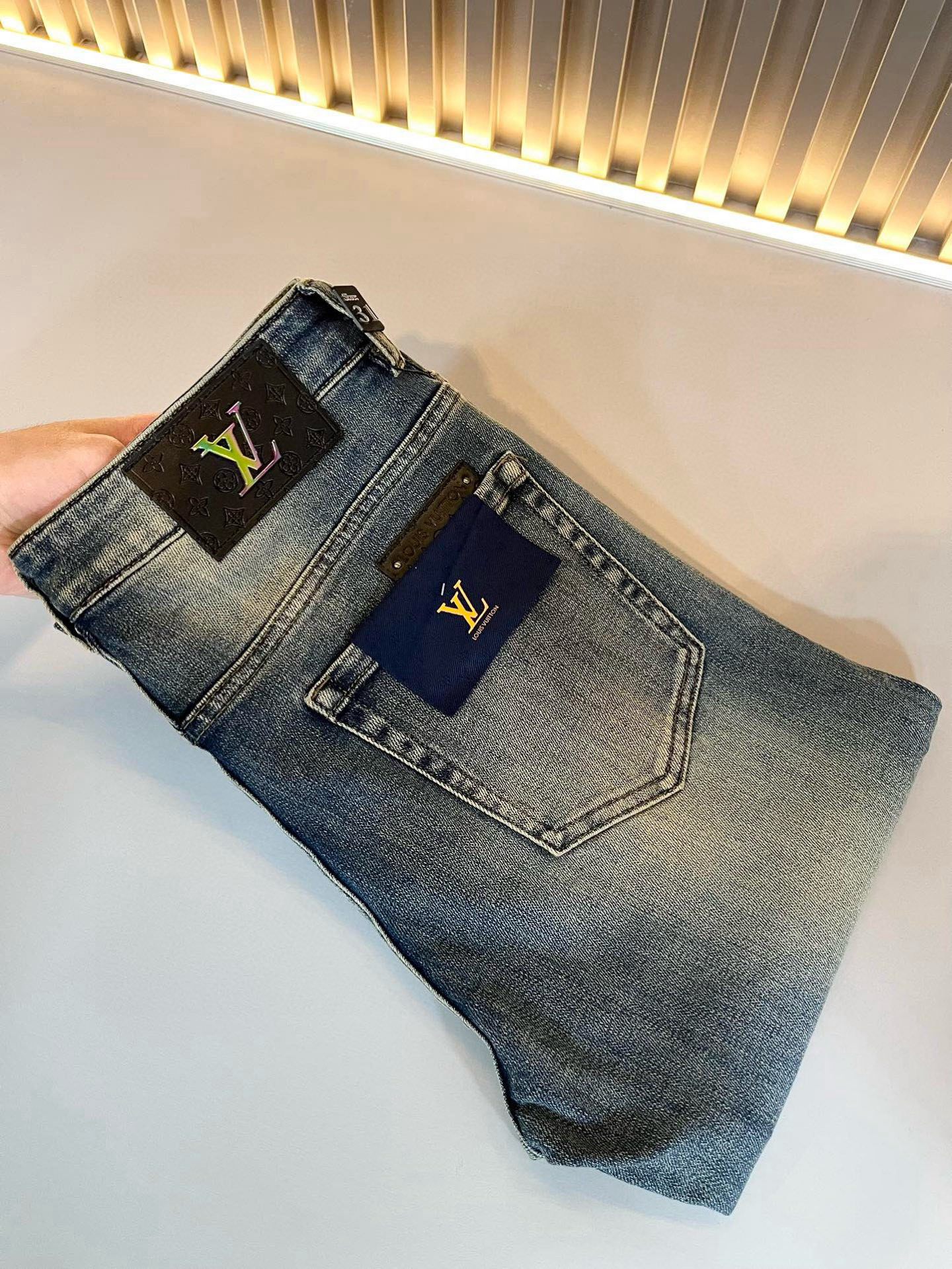 NO:120218,Louis Vuitto*Louis*Deng 2025 Early Spring New Men's Classic Washed Small Straight Jeans. Excellent upper body performance, a versatile choice, and a great value-for-money sharing!  !  As a classic combination of simple elements for boys, the classic jeans series of Louis meets the Louis classic jeans series, this has always been a legendary item in the industry and a lasting item. Many men with senior economic strength are guests of the Louis family. Countless bigwigs have performed this sentence. This is even circulated in the fashion circle. It is made of top denim jeans. After high-end washing process, it is of great grade and luxury. Nameplate waist brand hardware logo auxiliary material design!  The fabric is excellent and comfortable on the upper body, giving people a full of trendy and fashionable atmosphere, interpreting luxury and trend to the extreme. The classic, exquisite and precise straight-tube cutting design, and the thickness can be even better across all seasons!  Size 30 -40, louis vuitton,louis vuitton,alexander wang19860909Louis Vuitto*路易*登2025早春新款男士经典水洗小直筒牛仔长裤.绝佳的上身性能,百搭之选,超值性价比分享！！作为男生简约元素经典搭配,路遇路易经典仔裤系列,这个一直是业内的传奇单品,也是经久不衰的单品,很多具有资深经济实力的男人都是路易家族的座上客,无数的大佬都曾演绎过,时尚圈更是流传这么一句话,顶级丹宁牛仔面料打造而成,经高端水洗工艺处理后,极具档次与奢华感.铭牌腰牌五金logo辅料设计！面料极好上身舒适,给人满满的潮流时髦气息,将奢华与潮流感演绎到了极致,经典精湛精准的直筒版型裁剪设计,厚度更是能横跨四季必入好款！ 尺码30 -40,,louis vuitton,louis vuitton,alexander wang,Men's clothing