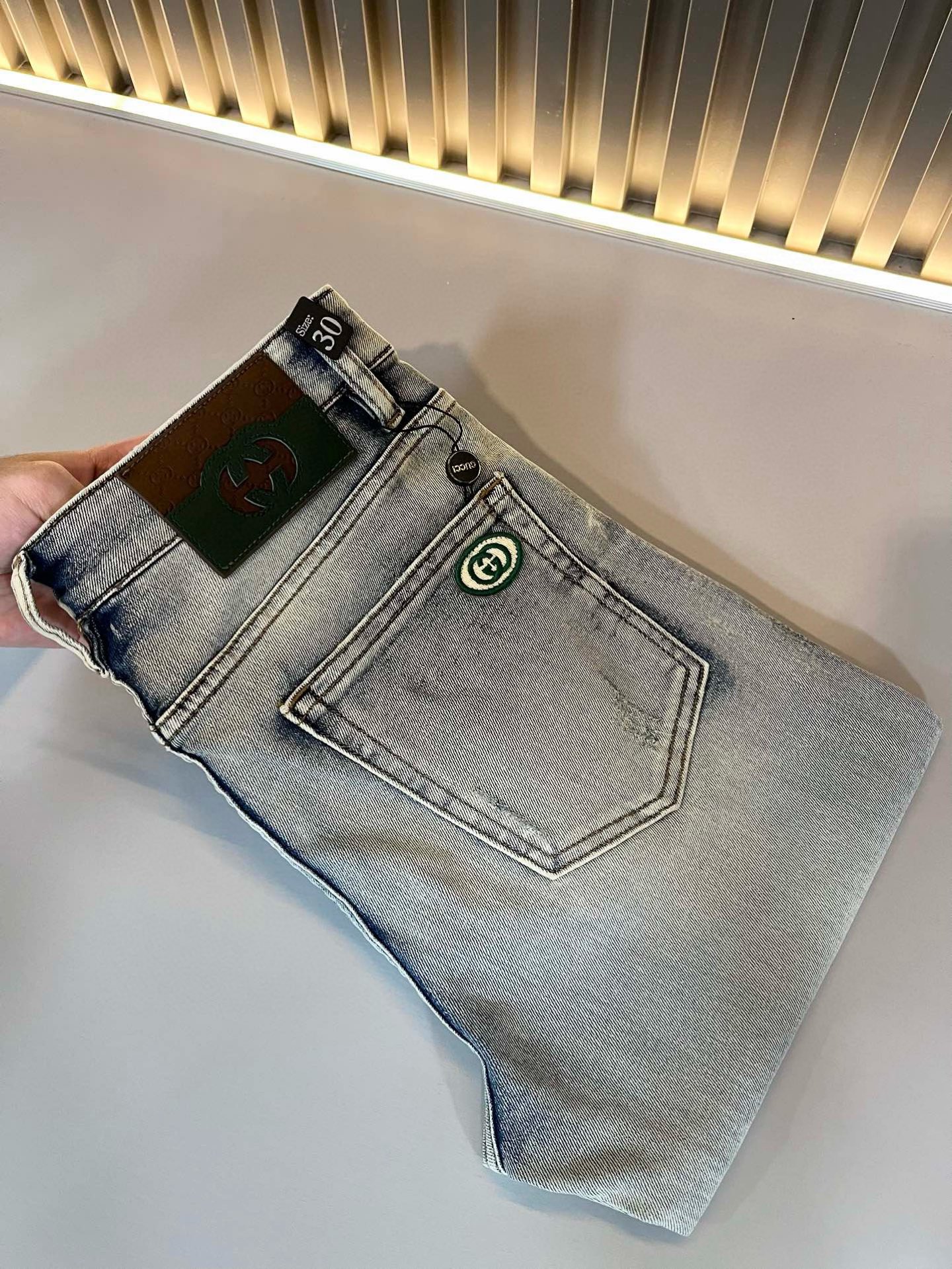 NO:120216,Guc* Gucci 2025 spring and summer new product for men's high-end casual and versatile four-season commuting slim tailoring jeans!  For fans, such a grand classic design is enough to plant grass at a glance. It is the most handsome series of all jeans this year. I only need to take a look and know that this will definitely be a sensational hit, and it is popular on the Internet. The classic slim three-dimensional tailoring style is equipped with the latest logo pattern waist brand craft design!  Very representative waist brand modification!  It simply and easily demonstrates the charm of the brand, and naturally presents specifications, grades, fashion and trendy effects. It matches the performance to easily create a high-end and high-end effect!  The top imported Japanese washing cowboy is made of cotton, and it is comfortable and breathable, and has a natural drape, which is suitable for all year round outfits!  !  This jeans are made of three-dimensional cut and straight-fitting style. The magic and practical wearability of the single match are understandable. Whether you are wearing daily clothes or appearing on the high street, it is the best choice. It is super charming!  It also demonstrates the authentic BUR original flavor, and it also perfectly shows its specifications and rank!  Obviously, this is a big and powerful product that you must collect. You must collect this product and highly recommend it!  Size 30-40 37 39, burberry, gucci, jeans, alexander wang19860909Guc*古奇 2025春夏新品男士高端休闲百搭四季通勤修身剪裁牛仔裤！对于粉丝来说,这样大气的经典设计足矣一眼种草,是今年所有牛仔裤当中最帅的一个系列,我只需要看一眼就知道,这绝对会是一个引起轰动的爆款,而且全网风靡,经典的修身立体剪裁版型打造,配置了最新的logo图案腰牌工艺设计！极具代表性腰牌修饰！简单轻松的彰显出品牌魅力所在,自然而然的呈现规格,档次,时髦以及新潮效果,搭配性能满分,轻松穿出高级感与高端效果！顶级的进口日本洗水牛仔棉质打造,并舒适透气感满分,且垂感自然,适合一年四季的穿搭所需！！此款牛仔裤采用了立体裁剪小直筒版型打造,其单配魔力与实穿性是无可厚非的,不管你是日常穿搭还是高街出镜都是不二之选,超具魅力！更是彰显了地地道道的的BUR原味,同时也是完美的展现了其规格和段位所在！很显然,这是一款绝对要收的重磅好货,此款你都必须要收,极力推荐的好货！尺码30-40 37 39,,burberry,gucci,jeans,alexander wang,Men's clothing