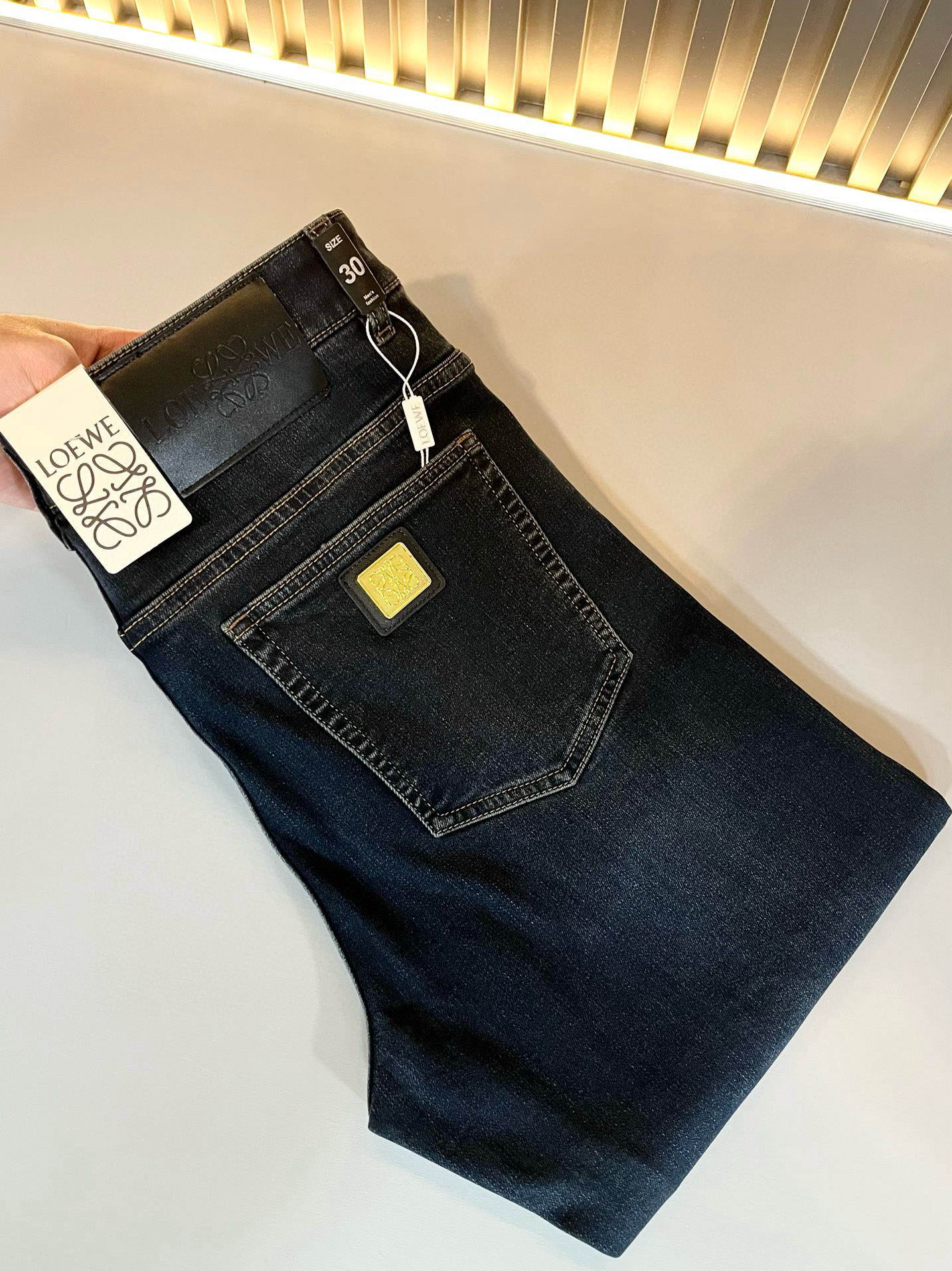 NO:120212,LO*WE/Luo*We 2025 early spring new men's fashion high-end casual pants, Hong Kong foreign business channel products, original Japanese products, pure blood quality, perfectly continues the essence and genes of LOE*'s home. From the main fabric to the detailed craftsmanship, all show the ingenuity of quality, use multiple brand elements to interpret, and choose precious cowhide material to build a logo waist brand leather design!  Identity manifestation that belongs to the soul!  Customer-supplied high-end imported pure cotton fabrics, very high-end and fashionable detailed craftsmanship, red ear cloth is completed by a specific antique loom. This element represents the identity and rank of jeans, which is very worthy of careful appreciation!  In terms of matching, it is invincible and explains the versatility in place, with ingenious details and exquisite accessories. The auxiliary materials are all provided by foreign merchants. They are tailored and slim, and the upper body is lifted with an excellent effect. They are a styling item that is hard to come by!  Size 30 -40, loewe, jeans, cowhide, alexander wang19860909LO*WE/罗*威2025早春新品男士时装款高端休闲裤,香港洋行渠道货,日本原厂出品,纯血统品质,完美延续了LOE*家的精髓与基因,从主体面料到细节工艺,无不彰显出品质的匠心所在,运用多个品牌元素标识来诠释,选取矜贵的牛皮材质构建logo腰牌皮革设计！属于灵魂式的身份彰显！客供高级进口的纯棉面料,非常高级且时髦的细节工艺,赤耳布是由特定古董织布机完成,此元素代表着牛仔裤的身份及段位,非常值得细品悦人！在搭配上所向无敌,把百搭阐释到位,细节匠心考究,辅料皆为外商客供,剪裁合体修身,上身提臀效果绝佳,可遇而不可求的造型单品！尺码30 -40,,loewe,jeans,cowhide,alexander wang,Men's clothing