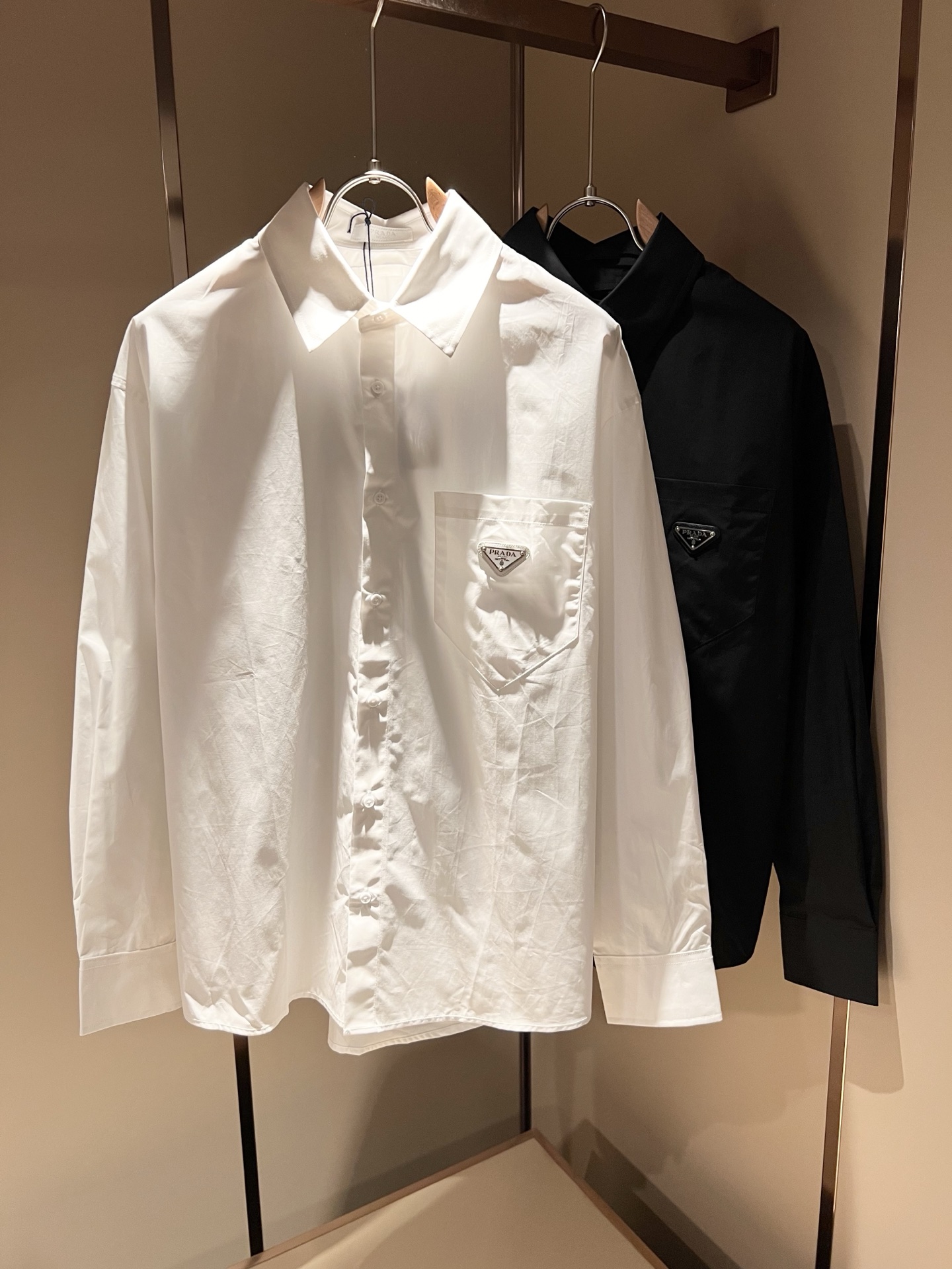 NO:159829,PRAD*A Pu*da 2025 early spring new casual men's shirt, the latest fashionable casual body logo hardware modification!  Trading companies have sparse channels and are released on the official website at the same time. The most anticipated high-quality products are coming, with high-end customized pure cotton materials!  Let you feel what is truly high luxury and connotation! This model is made of P-based professionally customized poplin cotton fabric. The surface is neat and smooth and shiny. The texture is obvious through the screen. It perfectly enhances the overall luxury and class, and can get a high-end luxury atmosphere at a glance! Basic regular style cutting, the upper body is versatile and simple, and it is easy to deal with various occasions and environments. It is undoubtedly a must-have item for daily commuting! Size S~XL, prada, alexander wang19860909PRAD*A普*达2025早春新款休闲男士衬衣,最新时尚休闲衣身logo五金修饰！贸易公司渠道稀出,同步官网发售,男神最为期待的精品狠货重磅来袭,高端定制纯棉材质！让你感受到什么叫真正的高奢有内涵!此款选用了P家专业定制府绸棉面料制成,表面整洁光滑且富有光泽,质感透过屏幕都显而易 完美提升了整体的奢华档次感,一眼就能Get到的高端奢华气息!基础常规的版型裁剪,上身百搭简约不挑人,轻松应对各种场合与环境,属于日常通勤必备的臻品无疑!尺码S～XL,,prada,alexander wang,Men's clothing