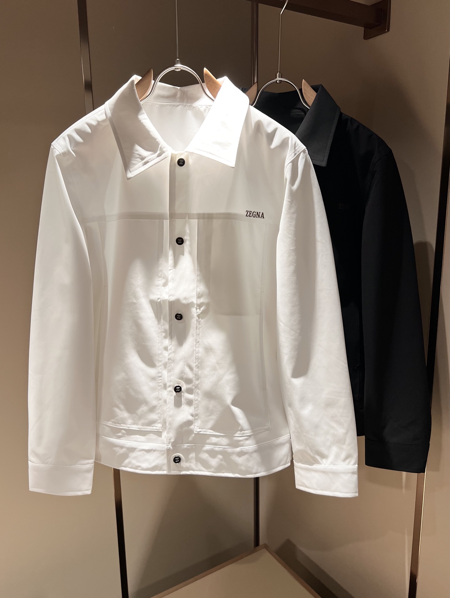 NO:120250,Ermenegildo Zeg*aJia 2025 early spring new men's jacket, foreign trade company order!  Customer-supplied polyester fiber material is one of the classic exclusive fabrics of Zenia!  The texture is light, soft and delicate, but the shape is straight and stylish!  It adopts a multi-layer structure and has windproof performance. The pockets are decorated with details and are extremely luxurious... Perfectly interpreting high-quality quality. Customized original hardware is available for customers!  Size M-3XL, zegna, jackets & coats, jackets & coats, alexander wang19860909Ermenegildo Zeg*a杰*亚 2025早春新款男士夹克外套,外贸公司订单！客供聚酯纤维材质,是杰尼亚经典的专有织物之一！ 质地轻盈、触感又柔软细腻、但型态又笔挺有型！ 采用多层结构、具备防风性能. 口袋饰有细节、奢华极致… 完美演绎高品质品相.客供定制原版五金！尺码M-3XL,,zegna,jackets & coats,jackets & coats,alexander wang,Men's clothing