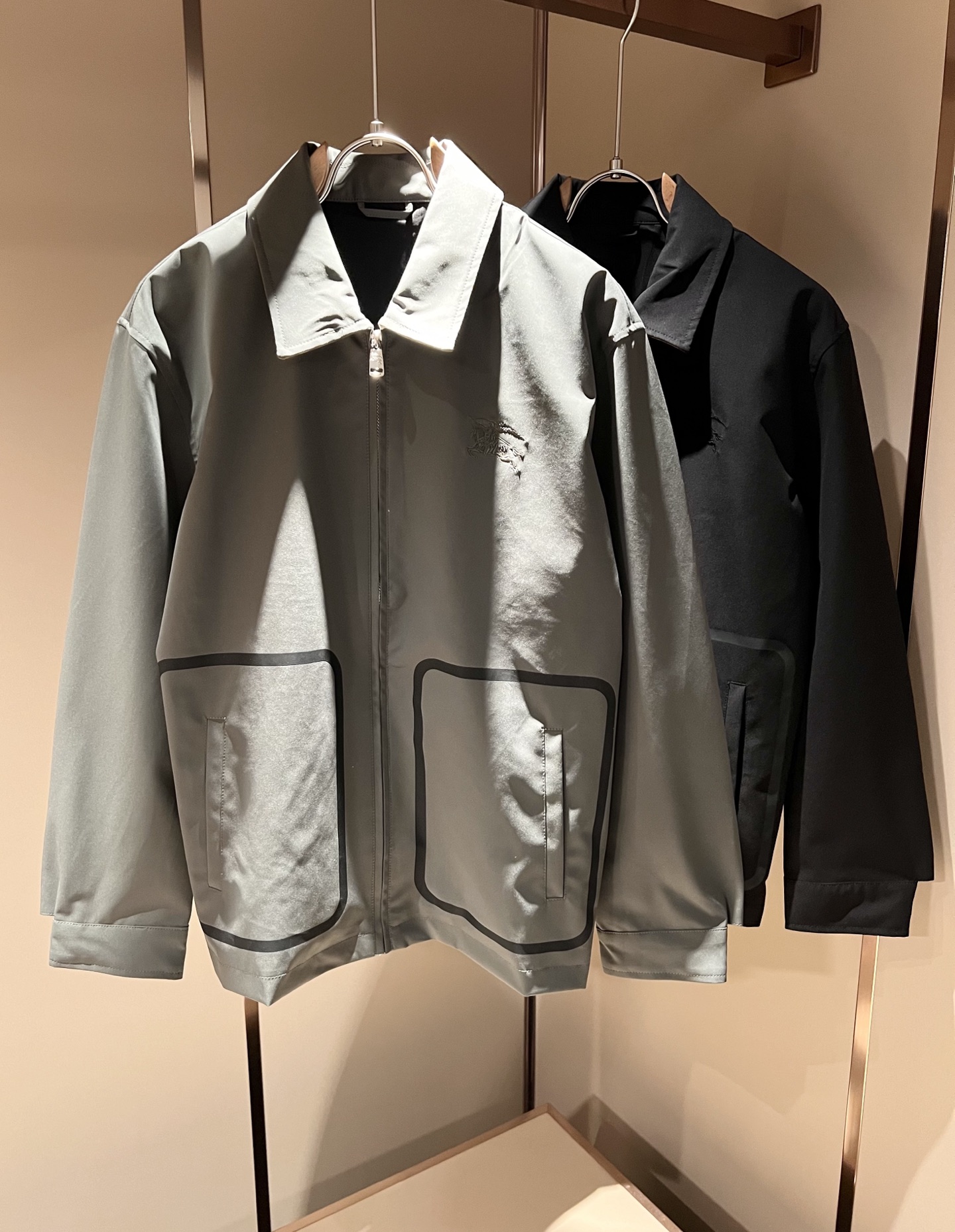 NO:159825,BURBER*Y BAR*Li’s new early spring jacket is coming in 2025. It is made of a popular environmentally friendly polyester fiber memory fabric recently. It is a high-end outdoor sports and leisure series, which is very popular and sports trend!  The latest special material developed by BUR, memory fabric, is also called memory cloth, which refers to fabrics with morphological memory functions, and the chest embroidery logo pattern design!  Selling all versions on the market in seconds is not a level at all. Whether it is material, detail restoration and craftsmanship, you are not afraid of any challenges. Just to contribute wonderful products to everyone. As always, it is consistent. A style that implements the core concept of BUR tightly ties the plaid and fashion, always maintains perfection, a simple but not simple design style perfectly meets the outfit you need in daily life. Size: M-3XL, burberry, jackets & coats, jackets & coats, alexander wang19860909BURBER*Y巴*莉2025早春新品夹克外套重磅来袭,最近比较火热的环保聚酯纤维记忆面料制作而成,高端户外运动休闲系列,非常火热运动风潮！BUR最新研发的特殊材质,记忆面料也叫记忆布,是指具有形态记忆功能的面料,胸前刺绣logo图案设计！秒杀市面上一切版本,只能说根本就不是一个级别的存在,不管是材质还是细节还原度以及工艺制作方面,不惧任何挑战,只为给大家奉献绝妙产物一如既往,始终如一,贯彻了BUR核心理念的一个款式将格纹与时尚紧紧的捆绑在一起,时刻保持完美,简约而不简单的的设计风格,完美的满足了你日常所需要的穿搭.尺码:M-3XL,,burberry,jackets & coats,jackets & coats,alexander wang,Men's clothing