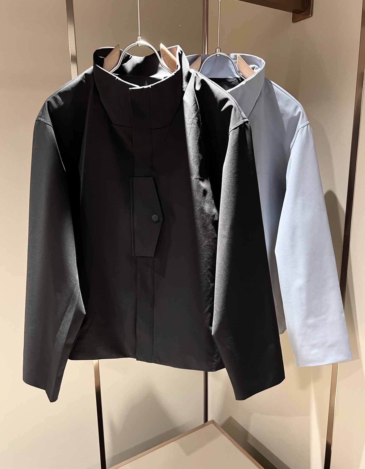 NO:159827,Ermenegildo Zeg*aJia 2025 early spring new men's jacket, foreign trade company order!  Customer-supplied polyester fiber material is one of the classic exclusive fabrics of Zenia!  The texture is light, soft and delicate, but the shape is straight and stylish!  It adopts a multi-layer structure and has windproof performance. The pockets are decorated with details and are extremely luxurious... Perfectly interpreting high-quality quality. Customized original hardware is available for customers!  Size M-3XL, zegna, jackets & coats, jackets & coats, alexander wang19860909Ermenegildo Zeg*a杰*亚 2025早春新款男士夹克外套,外贸公司订单！客供聚酯纤维材质,是杰尼亚经典的专有织物之一！ 质地轻盈、触感又柔软细腻、但型态又笔挺有型！ 采用多层结构、具备防风性能. 口袋饰有细节、奢华极致… 完美演绎高品质品相.客供定制原版五金！尺码M-3XL,,zegna,jackets & coats,jackets & coats,alexander wang,Men's clothing