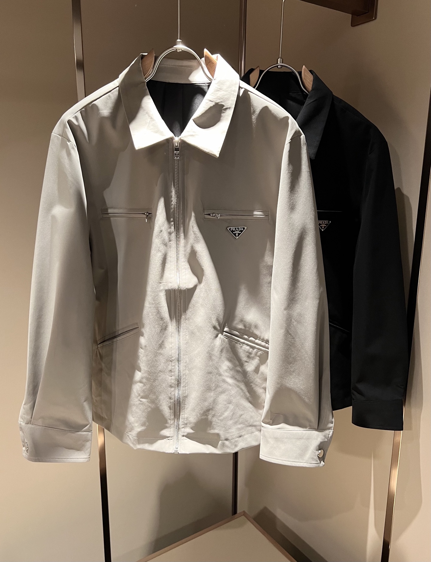 NO:159823,PRAD*A 2025 Early Spring Casual Jacket, the latest fashionable casual zipper jacket, fashionable jacket! Trading company channels are rare and it is released on the official website. The most anticipated high-quality products that the male gods are most looking forward to are coming, making you feel what it means to be truly high and luxurious! This jacket is made of thin and technical fabrics specially customized by P home. The surface is neat and smooth and shiny. The texture is obvious through the screen. The upper body is comfortable, light and not stuffy. The sun and windproof give you the most enjoyable wearing experience!  Exquisite hardware and auxiliary materials logo accessories!  Hardware logo pattern design!  Perfectly enhance the overall sense of luxury and class, and you can get a high-end luxury atmosphere at a glance! Basic regular jacket style cut, versatile and simple upper body, not picky, easy to deal with various occasions and environments, is undoubtedly a must-have item for daily commuting! Size M~3XL, prada, jackets & coats, jackets & coats, alexander wang19860909PRAD*A普*达2025早春休闲夹克外套,最新时尚休闲拉链夹克,时尚夹克外套!贸易公司渠道稀出,同步官网发售,男神最为期待的精品狠货重磅来袭,让你感受到什么叫真正的高奢有内涵!此款夹克外套选用了P家专业定制的轻薄科技面料制成,表面整洁光滑且富有光泽,质感透过屏幕都显而易 见,上身舒适轻盈不闷热, 防晒防风给你最为享受的穿着体验！精致五金辅料Logo配饰！五金logo图案设计！完美提升了整体的奢华档次感,一眼就能Get到的高端奢华气息!基础常规的夹克版型裁剪,上身百搭简约不挑人,轻松应对各种场合与环境,属于日常通勤必备的臻品无疑!尺码M～3XL,,prada,jackets & coats,jackets & coats,alexander wang,Men's clothing