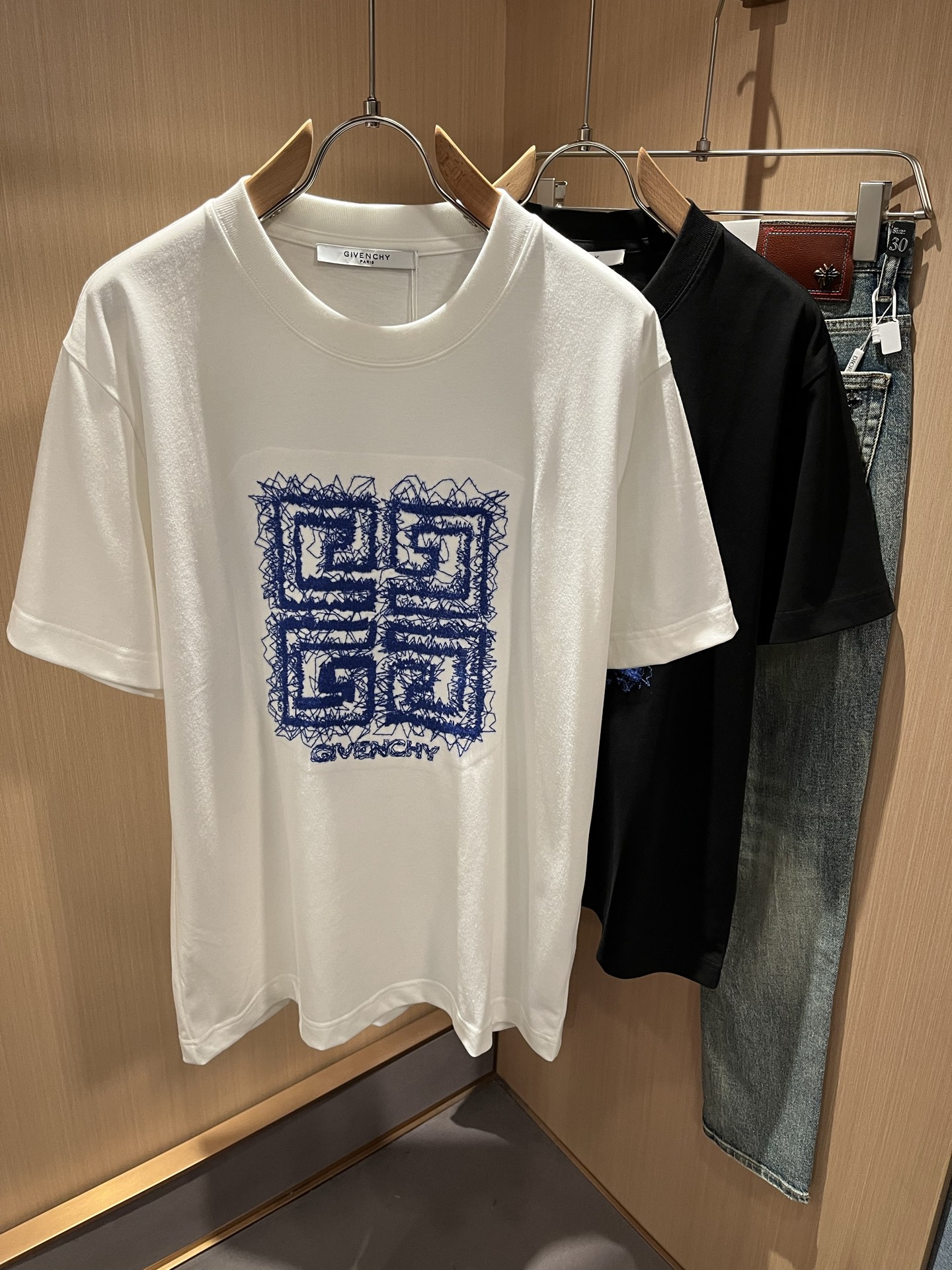 NO:120206,Giv*chy/Ji*xi's new short-sleeved T-shirt for men and women in spring and summer, the main creator has injected new fashion energy into fashion. By exploring various themes and sexy charm, it is highly recognizable and leads the new street fashion trend. This model is the exclusive outstanding design element of G family, with a design logo pattern flocking design!  Perfect fusion, clear and restored patterns, showing the elegant style of the brand. The original 260g pure cotton material is made of solid and high-end fabric, and the upper body can be easily controlled, showing the casual and fashionable charm. Size XS-L, gucci, T-shirt, tees, t-shirt, alexander wang19860909Giv*chy/纪*希2025春夏新款男女同款短袖T恤,主创时尚注入了全新时尚能量.通过探索各种题材和性感魅力,极具辨识度,引领全新街头时尚潮流.该款是G家独家的出彩设计元素,设计标识logo图案植绒设计！完美融合,图案清晰还原度极高,彰显品牌优雅格调.选用原版260g纯棉材质,面料紧实高级,上身均可轻松驾驭,展现休闲自在时尚魅力.尺码XS-L,,gucci,T-shirt,tees，t-shirt,alexander wang,Men's clothing