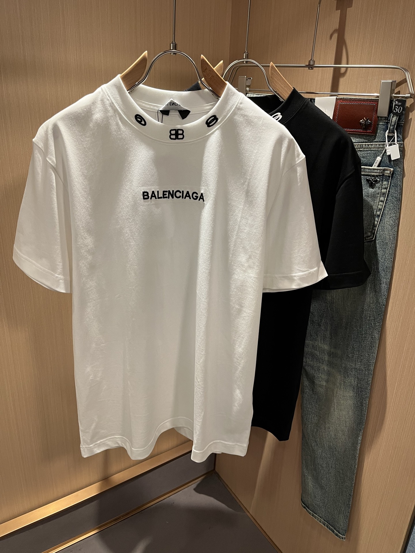 NO:120203,BALENCI*GA Paris* Home 2025 Spring and Summer New Men and Women's Same Short-Sleeve T-shirt!  Fashionable casual short-sleeved T-shirt with catwalk pattern prints!  Embroidery logo pattern design for clothes!  The most designed and selected customer-supplied 260g pure cotton fabric, which feels soft and skin-friendly, is comfortable and breathable, and you can’t picky about the real thing!  Loose, small, shoulder-dead round neck cut, genderless couple mixed styles, opening up a new fashion charm!  Differentiate the market version of the high-end custom series!  Size M-3XL, balenciaga, T-shirt,tees, t-shirt,alexander wang19860909BALENCI*GA巴黎*家 2025春夏新款男女同款短袖T恤！走秀图案印花时尚休闲短袖T恤衫！衣身刺绣logo图案设计！极具设计精选客供260g纯棉面料,手感柔软亲肤,着身舒适透气性都无法挑剔,实物绝对会让你爱不释手！宽松小落肩的圆领版型裁剪,无性别主义的情侣混穿款式,打开全新的时装新韵味！区别市场版本高定系列！尺码M-3XL,,balenciaga,T-shirt,tees，t-shirt,alexander wang,Men's clothing