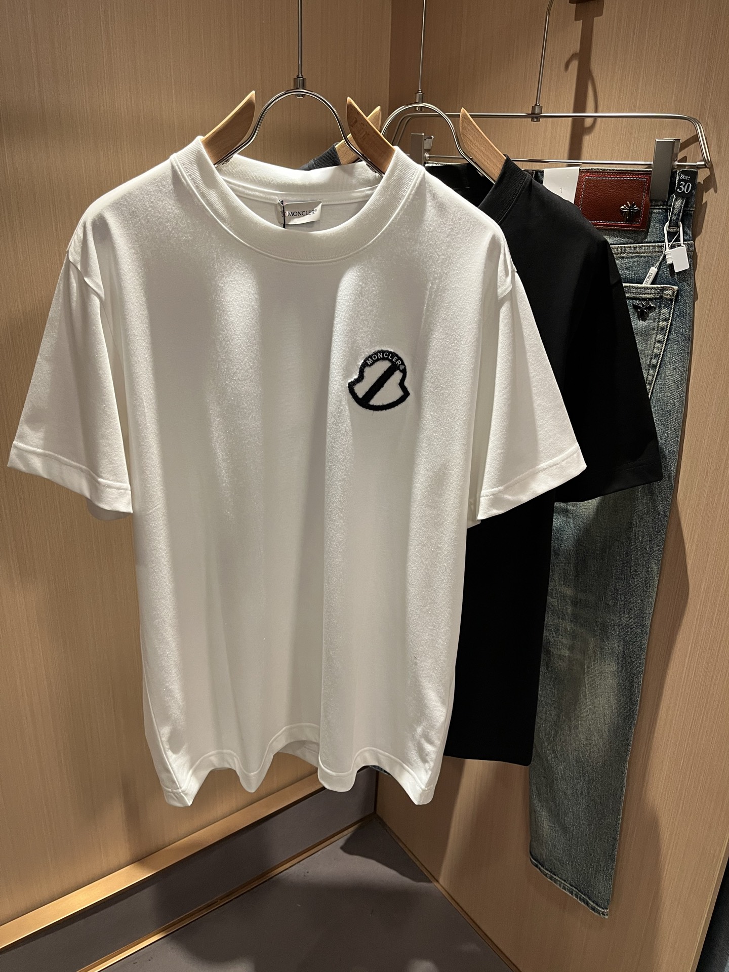 NO:120197,Moncler Mengjia 2025 Spring and Summer Latest Men and Women's Same Trade Order Short-sleeved T-shirt, Full Quality!  !  Internet celebrity style!  Flocking design with logo pattern!  The upper body is comfortable and breathable, not stiff, and the overall three-dimensional feeling is rich. Quality export orders, customized exclusive pure cotton fabric tailoring to meet the simple needs of commuters for dressing. The upper body is very effective, slim and not picky about the figure. The fabric workmanship... Improper, only good craftsmanship can make you feel good and tasteful. A must-have item for everyone!  Size XS-L, christian louboutin, T-shirt,tees, t-shirt,alexander wang19860909Moncler蒙家 2025春夏最新男女同款贸易订单短袖T恤,全品相！！网红款！采用logo图案植绒设计！上身舒适透气,不僵硬,整体有着丰富的立体感,品质出口订单,定制专属纯棉面料剪裁,满足通勤人们对于着装的简约需求,上身效果很好,显瘦,不挑剔身材.面料做工....无可挑剔,好工艺好面料才能穿出好品味一款,人手必备单品！尺码XS-L,,christian louboutin,T-shirt,tees，t-shirt,alexander wang,Men's clothing