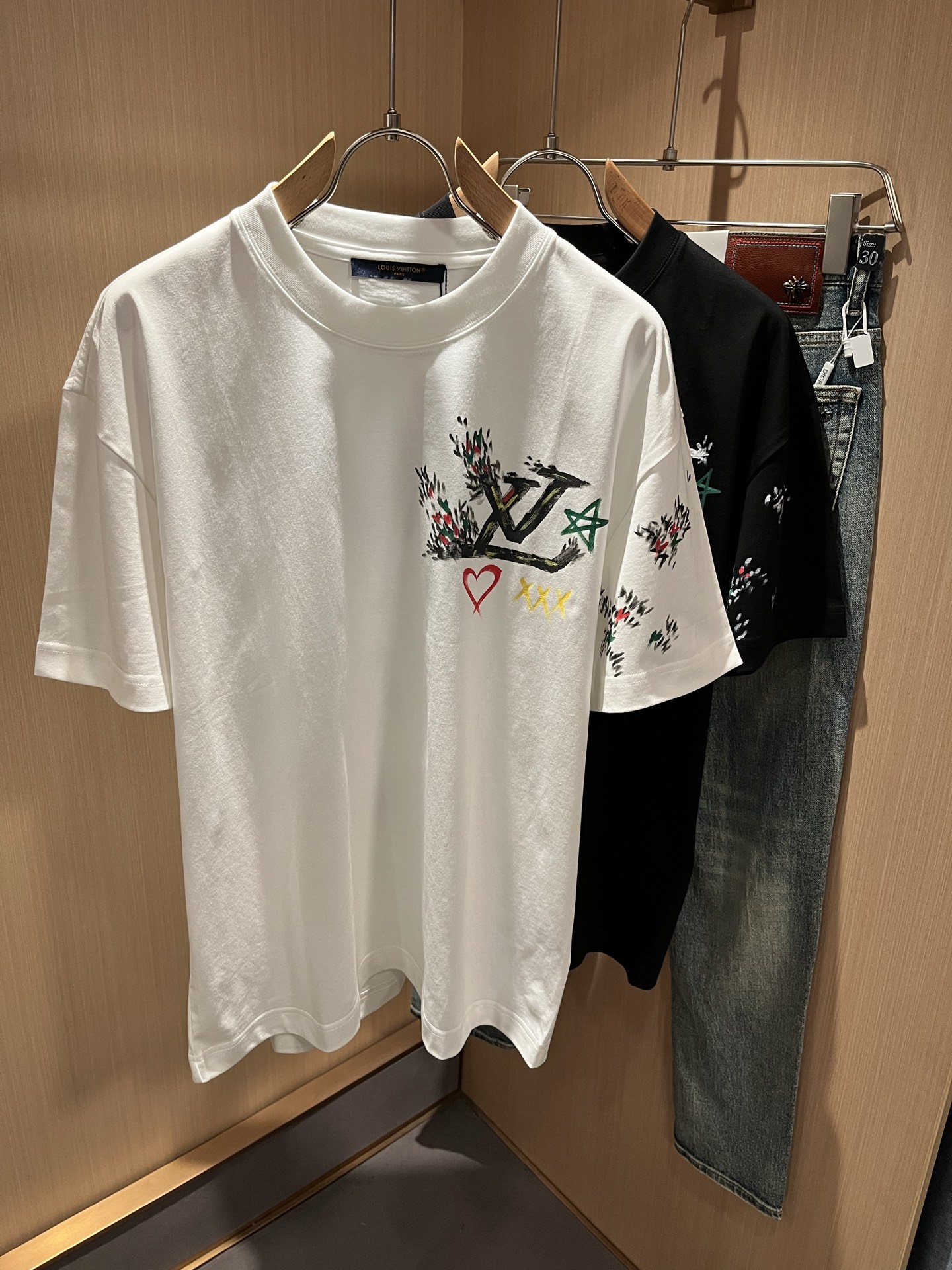 NO:120209,LouisVuitt*Louis*Deng The new series of spring and summer 2025 products are launched, a very fashionable and avant-garde short-sleeved T-shirt for men and women, with logo logo pattern and printing decoration!  Different from the past, it declares the design concept that has been passed down for many years in the brand!  Its eye-catchingness is no less than any classic style, perfectly presenting the fashionable, high-end and luxurious feeling in front of the world!  Made of imported cotton, the customer-supplied kesy cotton fabric is selected, with soft and soft touch, and the skin-friendly feel is definitely beyond your imagination when you get it. It is extremely comfortable and breathable. Even if you sweat profusely, you will not feel greasy or stuffy. It will bring sweating and moisture absorption to the extreme!  Size M-3XL, louis vuitton,louis vuitton,t-shirt,tees,t-shirt,alexander wang19860909LouisVuitt*路易*登 2025春夏全新系列单品上线,非常时髦前卫的一款男女同款短袖T恤,标识logo图案印花修饰！区别于以往的不同,宣示品牌传承多年的设计理念！其吸睛度完全不亚于任何经典款式,将时髦高级感与奢华感完美呈现在世人眼前！客供进口克全棉材质制成,精选优质纯棉面料,触感软糯亲肤细腻,实物到手绝对超乎你的想象,贴身无比舒适透气,即便是汗流浃背也不会有腻身及闷热感可言,将排汗吸湿性发挥到了极致！尺码M-3XL,,louis vuitton,louis vuitton,T-shirt,tees，t-shirt,alexander wang,Men's clothing