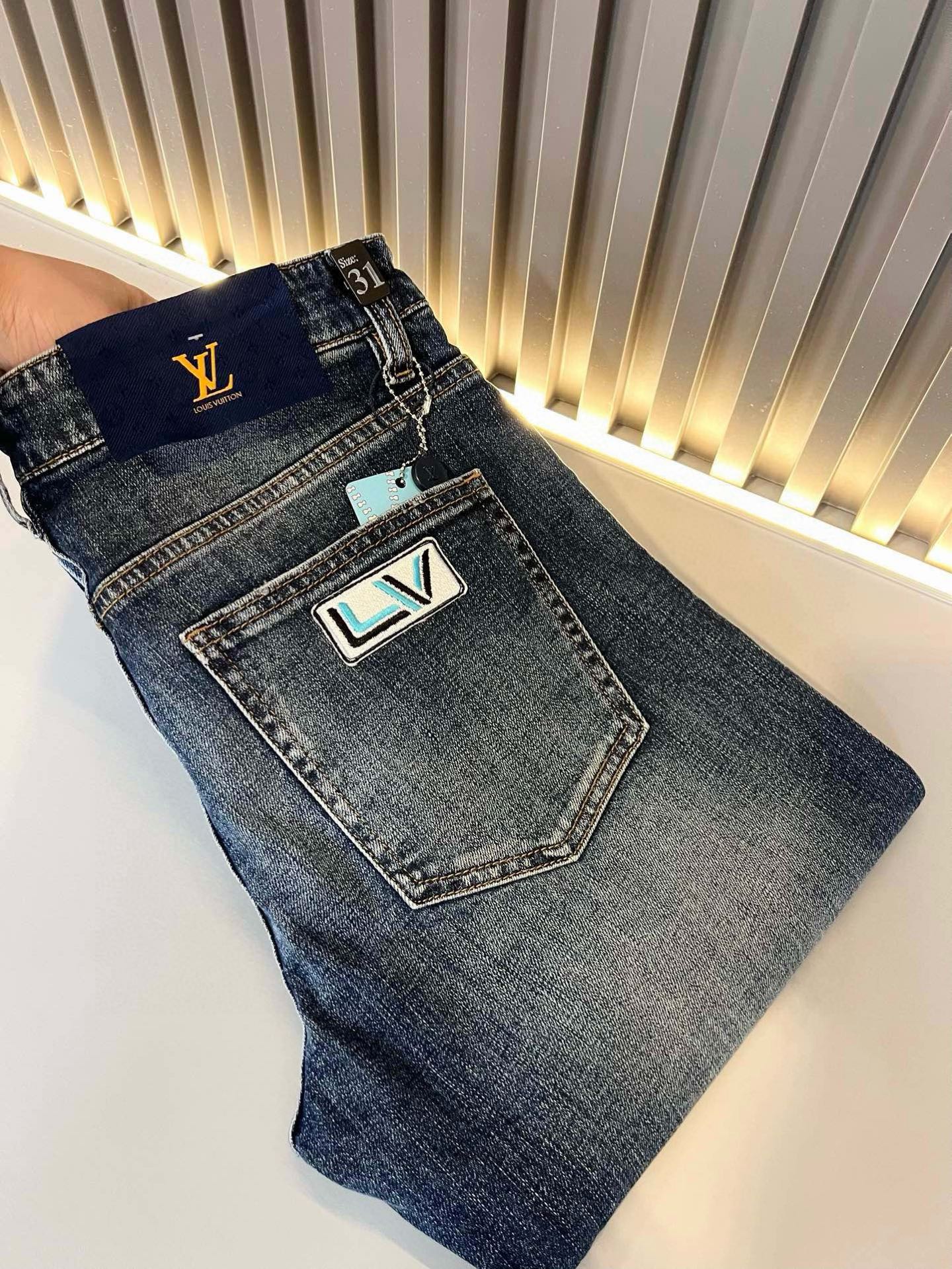 NO:120221,Louis Vuitto*Louis*Deng 2025 Spring and Summer New Men's Classic Washed Small Straight Jeans. Excellent upper body performance, a versatile choice, and a great value-for-money sharing!  !  As a classic combination of simple elements for boys, the design logo pattern is modified!  The classic jeans series of Louis on the road is a legendary item in the industry and a lasting item. Many men with senior economic strength are guests of the Louis family. Countless bigwigs have performed this sentence. This is even circulated in the fashion circle. It is made of top denim jeans. After high-end washing process, it is of great grade and luxury. Nameplate waist brand hardware logo auxiliary material design!  The fabric is excellent and comfortable on the upper body, giving people a full of trendy and fashionable atmosphere, interpreting luxury and trend to the extreme. The classic, exquisite and precise straight-tube cutting design, and the thickness can be even better across all seasons!  Size 29-40, louis vuitton,louis vuitton,alexander wang19860909Louis Vuitto*路易*登2025春夏新款男士经典水洗小直筒牛仔长裤.绝佳的上身性能,百搭之选,超值性价比分享！！作为男生简约元素经典搭配,设计logo图案修饰！路遇路易经典仔裤系列,这个一直是业内的传奇单品,也是经久不衰的单品,很多具有资深经济实力的男人都是路易家族的座上客,无数的大佬都曾演绎过,时尚圈更是流传这么一句话,顶级丹宁牛仔面料打造而成,经高端水洗工艺处理后,极具档次与奢华感.铭牌腰牌五金logo辅料设计！面料极好上身舒适,给人满满的潮流时髦气息,将奢华与潮流感演绎到了极致,经典精湛精准的直筒版型裁剪设计,厚度更是能横跨四季必入好款！ 尺码29-40,,louis vuitton,louis vuitton,alexander wang,Men's clothing