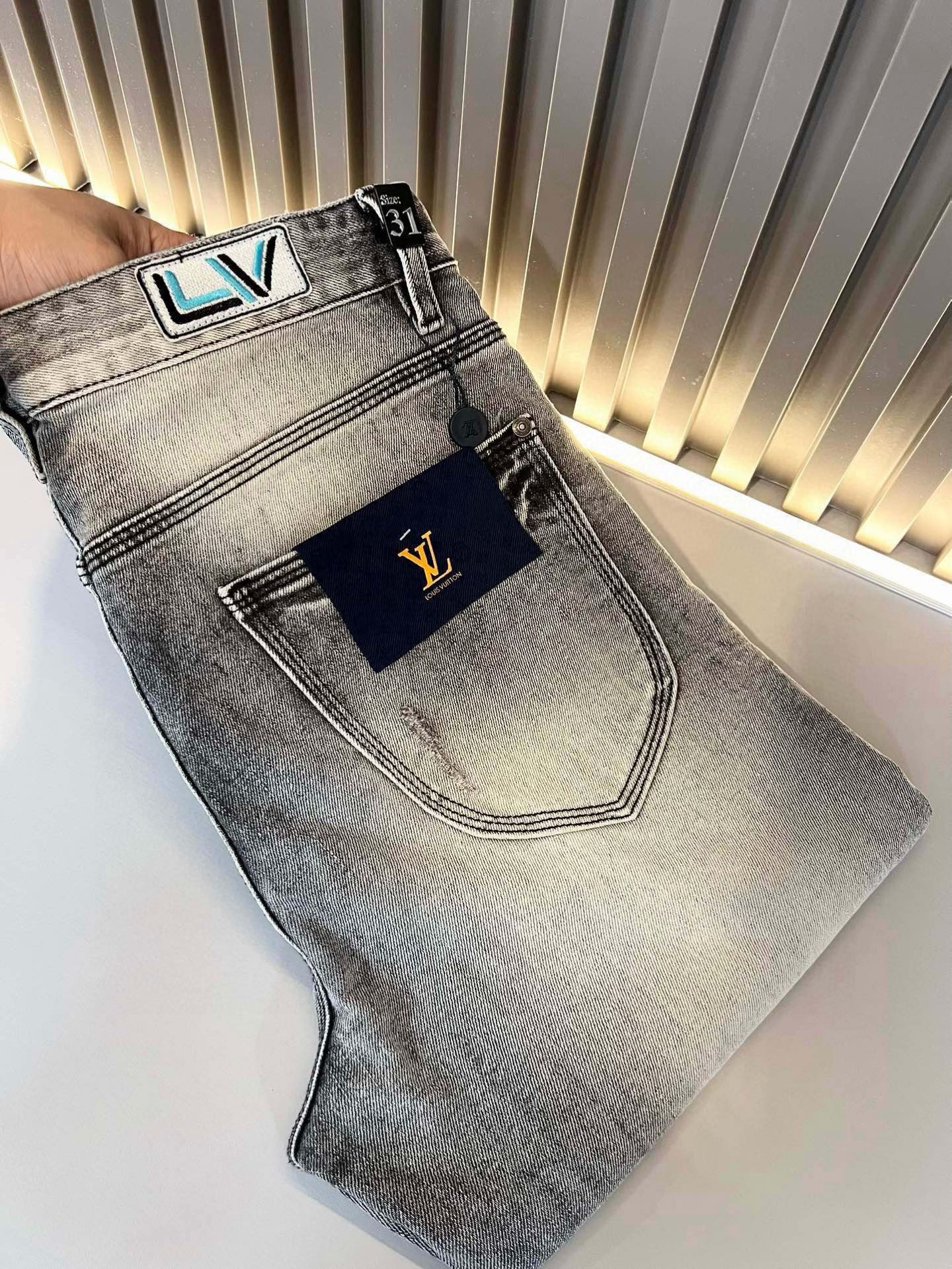 NO:120214,Louis Vuitto*Louis*Deng 2025 Spring and Summer New Men's Classic Washed Small Straight Jeans. Excellent upper body performance, a versatile choice, and a great value-for-money sharing!  !  As a classic combination of simple elements for boys, the design logo pattern is modified!  The classic jeans series of Louis on the road is a legendary item in the industry and a lasting item. Many men with senior economic strength are guests of the Louis family. Countless bigwigs have performed this sentence. This is even circulated in the fashion circle. It is made of top denim jeans. After high-end washing process, it is of great grade and luxury. Nameplate waist brand hardware logo auxiliary material design!  The fabric is excellent and comfortable on the upper body, giving people a full of trendy and fashionable atmosphere, interpreting luxury and trend to the extreme. The classic, exquisite and precise straight-tube cutting design, and the thickness can be even better across all seasons!  Size 29-40, louis vuitton,louis vuitton,alexander wang19860909Louis Vuitto*路易*登2025春夏新款男士经典水洗小直筒牛仔长裤.绝佳的上身性能,百搭之选,超值性价比分享！！作为男生简约元素经典搭配,设计logo图案修饰！路遇路易经典仔裤系列,这个一直是业内的传奇单品,也是经久不衰的单品,很多具有资深经济实力的男人都是路易家族的座上客,无数的大佬都曾演绎过,时尚圈更是流传这么一句话,顶级丹宁牛仔面料打造而成,经高端水洗工艺处理后,极具档次与奢华感.铭牌腰牌五金logo辅料设计！面料极好上身舒适,给人满满的潮流时髦气息,将奢华与潮流感演绎到了极致,经典精湛精准的直筒版型裁剪设计,厚度更是能横跨四季必入好款！ 尺码29-40,,louis vuitton,louis vuitton,alexander wang,Men's clothing