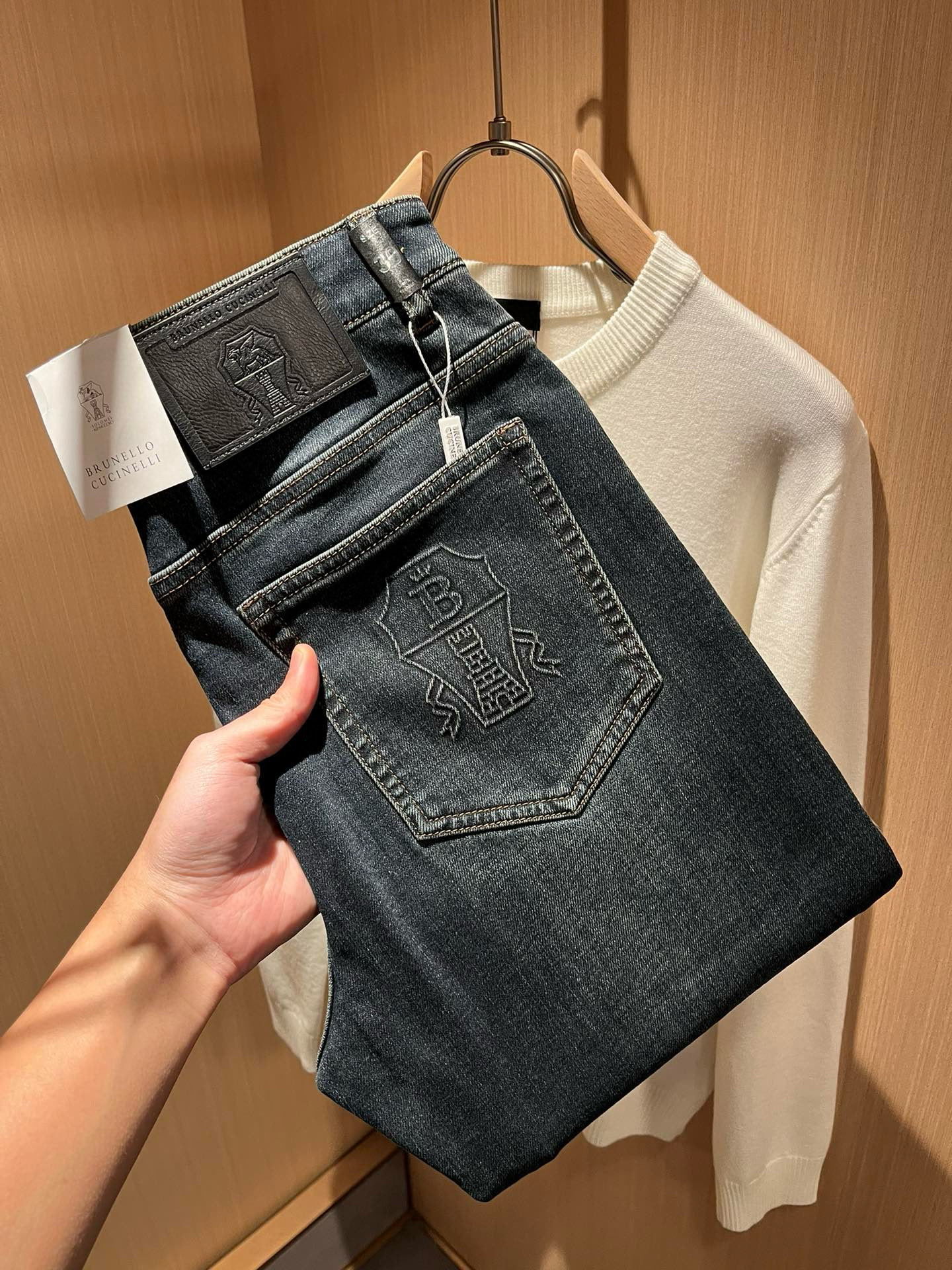 NO:120201,BC-Brunello Cucineli 2025 spring and summer new men's fashion high-end casual jeans, Hong Kong foreign business channel goods, original Japanese production, pure blood quality, perfectly continues the essence and genes of LOE*'s home. From the main fabric to the detailed craftsmanship, all show the ingenuity of quality, use multiple brand elements to interpret, and choose the precious cowhide material to build a logo waist brand design!  Identity manifestation that belongs to the soul!  Customer-supplied high-end imported pure cotton fabrics, very high-end and fashionable detailed craftsmanship, red ear cloth is completed by a specific antique loom. This element represents the identity and rank of jeans, which is very worthy of careful appreciation!  In terms of matching, it is invincible and explains the versatility in place, with ingenious details and exquisite accessories. The auxiliary materials are all provided by foreign merchants. They are tailored and slim, and the upper body is lifted with an excellent effect. They are a styling item that is hard to come by!  Size 29-40, brunello cucinelli,loewe,jeans,cowhide,alexander wang19860909BC-Brunello Cucineli 2025春夏新品男士时装款高端休闲牛仔裤,香港洋行渠道货,日本原厂出品,纯血统品质,完美延续了LOE*家的精髓与基因,从主体面料到细节工艺,无不彰显出品质的匠心所在,运用多个品牌元素标识来诠释,选取矜贵的牛皮材质构建logo腰牌设计！属于灵魂式的身份彰显！客供高级进口的纯棉面料,非常高级且时髦的细节工艺,赤耳布是由特定古董织布机完成,此元素代表着牛仔裤的身份及段位,非常值得细品悦人！在搭配上所向无敌,把百搭阐释到位,细节匠心考究,辅料皆为外商客供,剪裁合体修身,上身提臀效果绝佳,可遇而不可求的造型单品！尺码29-40,,brunello cucinelli,loewe,jeans,cowhide,alexander wang,Men's clothing