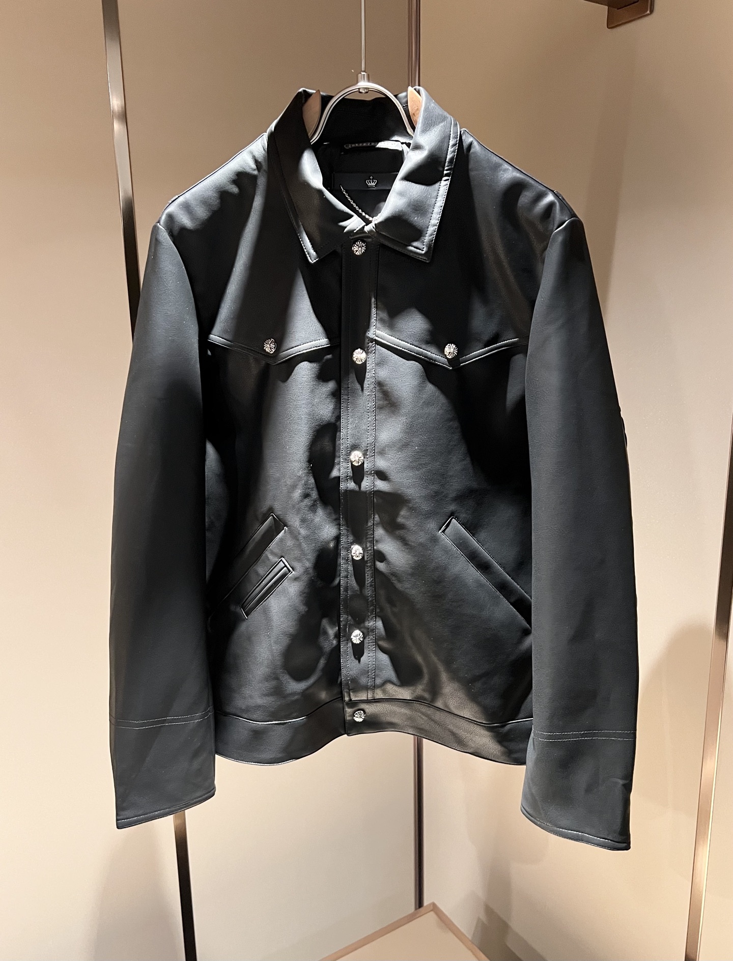 NO:120240,Chrome hear*s Ke*xin 2025 early spring new wash-up leather jacket, the same style for men and women, a jacket that you recognize from the bottom of your heart, and over time, it makes you more rare. The trendy high street king is the trendy brand Chrome hear*s Ke*xin. To be honest, wearing Croxin is very fashionable. If you match denim together, it will be fashionable and trendy on the street. The fabric feels great. This comfort feel is really not picky on the body. The casual and chic taste is particularly good, which enhances the fashion sense and appearance. And such pants are particularly easy to match with various types of shoes. Where is the recognition? The original hardware logo matching design!  Customized by heavy industry!  Strong, not easy to wear, and the details are very well-established. Size M-3XL, chrome hearts, chrome hearts, jackets & coats, jackets & coats, alexander wang19860909Chrome hear*s克*心 2025早春新款洗水皮夹克外套,男女同款一款让你从心底认可的夹克,并且经过时间的推移而让你更加珍稀,潮流的高街之王,那就是潮牌chrome hear*s克*心,穿克罗心的实话讲很潮了,如果连牛仔也一起搭配,那就是潮爆了,潮爆街头没话说.面料手感一绝,这种舒适感穿在身上,上身真心不挑人,休闲潇洒的味道特别足,提升时尚感和颜值,并且这样的裤型特别好搭配各种类型的鞋子.辨识度就在哪里,原版五金logo搭配设计！重工定制！韧性足,不易磨损,细节工艺非常到位.尺码M-3XL,,chrome hearts,chrome hearts,jackets & coats,jackets & coats,alexander wang,Men's clothing