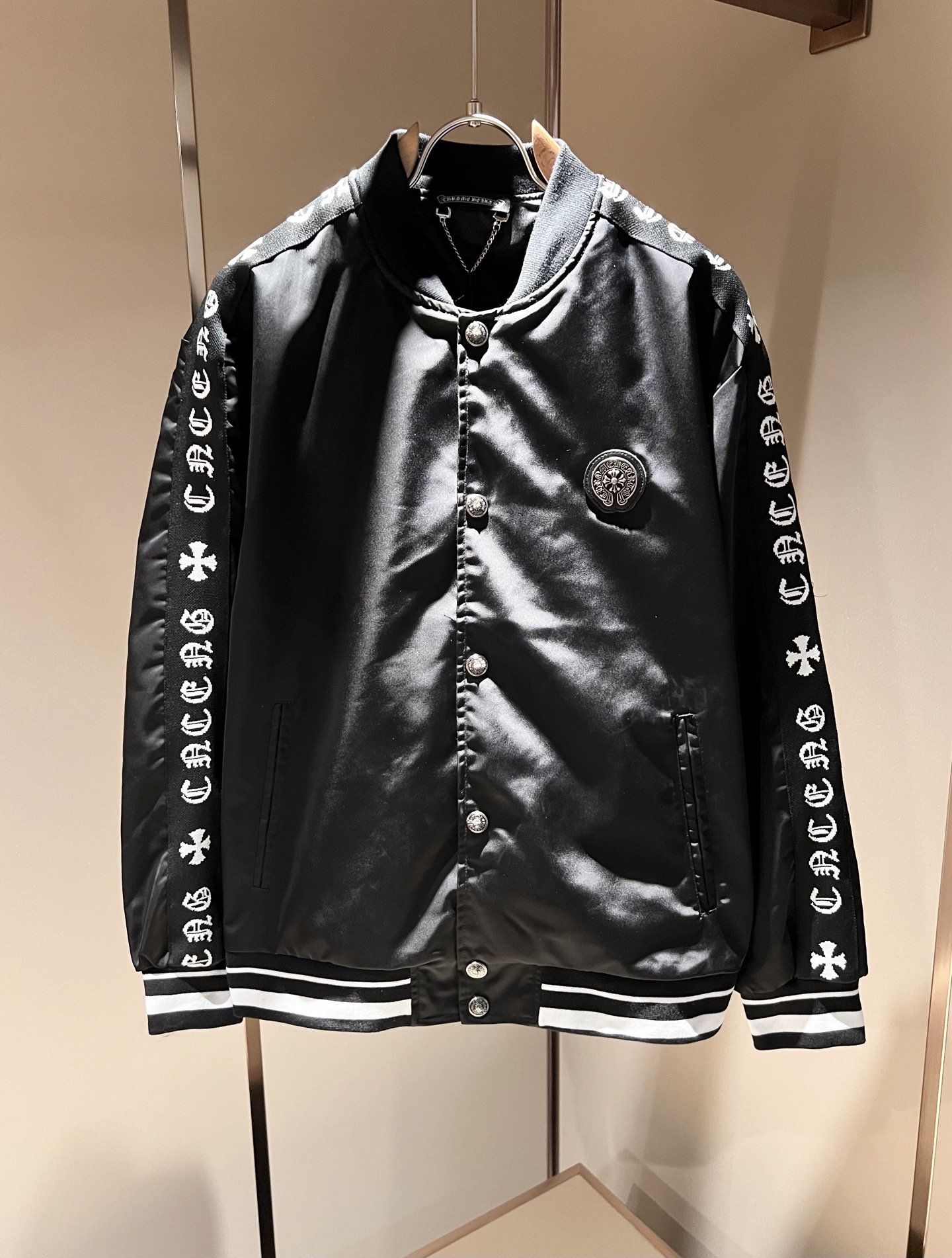 NO:120248,Chrome hear*s 2025 early spring new jacket jacket, the same style as men and women, a jacket that you recognize from the bottom of your heart, and over time, it makes you more rare. The trendy high street king is the trendy brand Chrome hear*s Chroxin. To be honest, it is very fashionable to wear Croxin. If you match even denims together, it is trendy and trendy on the street. The fabric feels great. This comfort feels really not picky on the body. The upper body is really not picky. The casual and chic taste is particularly good, which enhances the sense of fashion and appearance. And such pants are particularly easy to match with various types of shoes. The recognition is where it is, the original hardware logo matching design!  Customized by heavy industry!  Strong, not easy to wear, and the details are very well-established. Size M-3XL, chrome hearts, chrome hearts, jackets & coats, jackets & coats, alexander wang19860909Chrome hear*s克*心 2025早春新款夹克外套,男女同款一款让你从心底认可的夹克,并且经过时间的推移而让你更加珍稀,潮流的高街之王,那就是潮牌chrome hear*s克*心,穿克罗心的实话讲很潮了,如果连牛仔也一起搭配,那就是潮爆了,潮爆街头没话说.面料手感一绝,这种舒适感穿在身上,上身真心不挑人,休闲潇洒的味道特别足,提升时尚感和颜值,并且这样的裤型特别好搭配各种类型的鞋子.辨识度就在哪里,原版五金logo搭配设计！重工定制！韧性足,不易磨损,细节工艺非常到位.尺码M-3XL,,chrome hearts,chrome hearts,jackets & coats,jackets & coats,alexander wang,Men's clothing