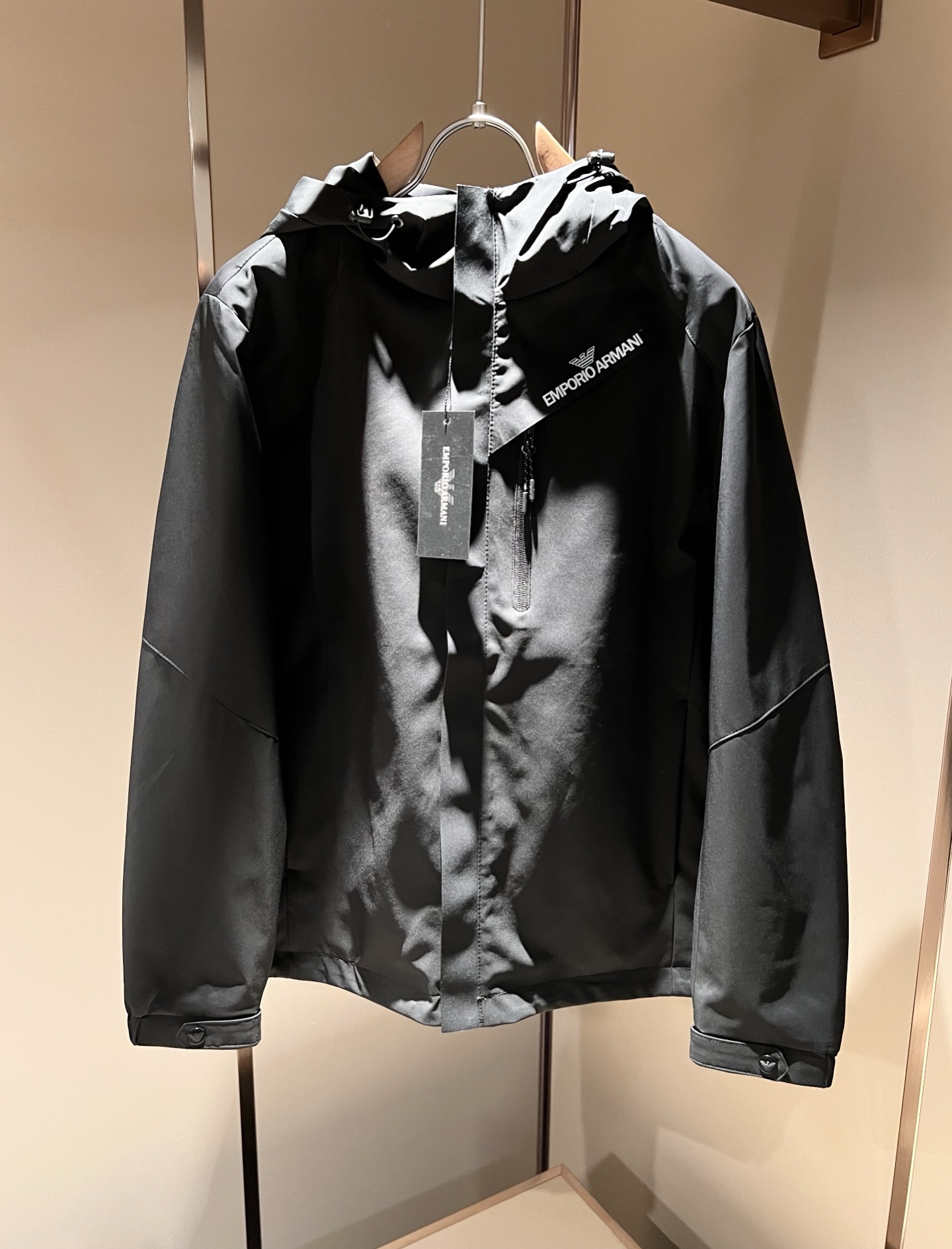 NO:120246,Arman Ahni 2025 early spring new casual jacket jacket, the latest fashionable casual zipper jacket, fashionable hooded jacket jacket! Trading company channels are rare, and it is released on the official website. The most anticipated high-quality products of the male god and goddess are coming, making you feel what it means to be truly high and luxurious! This jacket is made of professionally customized light and thin technological fabrics. The surface is neat and smooth and shiny. The texture is obvious through the screen. The upper body is comfortable, light and not stuffy. The windproof gives you the most enjoyable wearing experience!  Exquisite Logo pattern printing design!  Perfectly enhance the overall sense of luxury and class, and you can get a high-end luxury atmosphere at a glance! The basic conventional hooded jacket style cut is versatile and simple, and it is easy to deal with various occasions and environments. It is undoubtedly a must-have item for daily commuting! Size M~3XL, armani, jackets & coats, jackets & coats, hats, alexander wang19860909Arman阿*尼 2025早春新款休闲夹克外套,最新时尚休闲拉链夹克,时尚连帽夹克外套!贸易公司渠道稀出,同步官网发售,男神女神最为期待的精品狠货重磅来袭,让你感受到什么叫真正的高奢有内涵!此款夹克外套选用专业定制的轻薄科技面料制成,表面整洁光滑且富有光泽,质感透过屏幕都显而易 见,上身舒适轻盈不闷热, 防风给你最为享受的穿着体验！精致Logo图案印花设计！完美提升了整体的奢华档次感,一眼就能Get到的高端奢华气息!基础常规的连帽夹克版型裁剪,上身百搭简约不挑人,轻松应对各种场合与环境,属于日常通勤必备的臻品无疑!尺码M～3XL,,armani,jackets & coats,jackets & coats,hats,alexander wang,Men's clothing