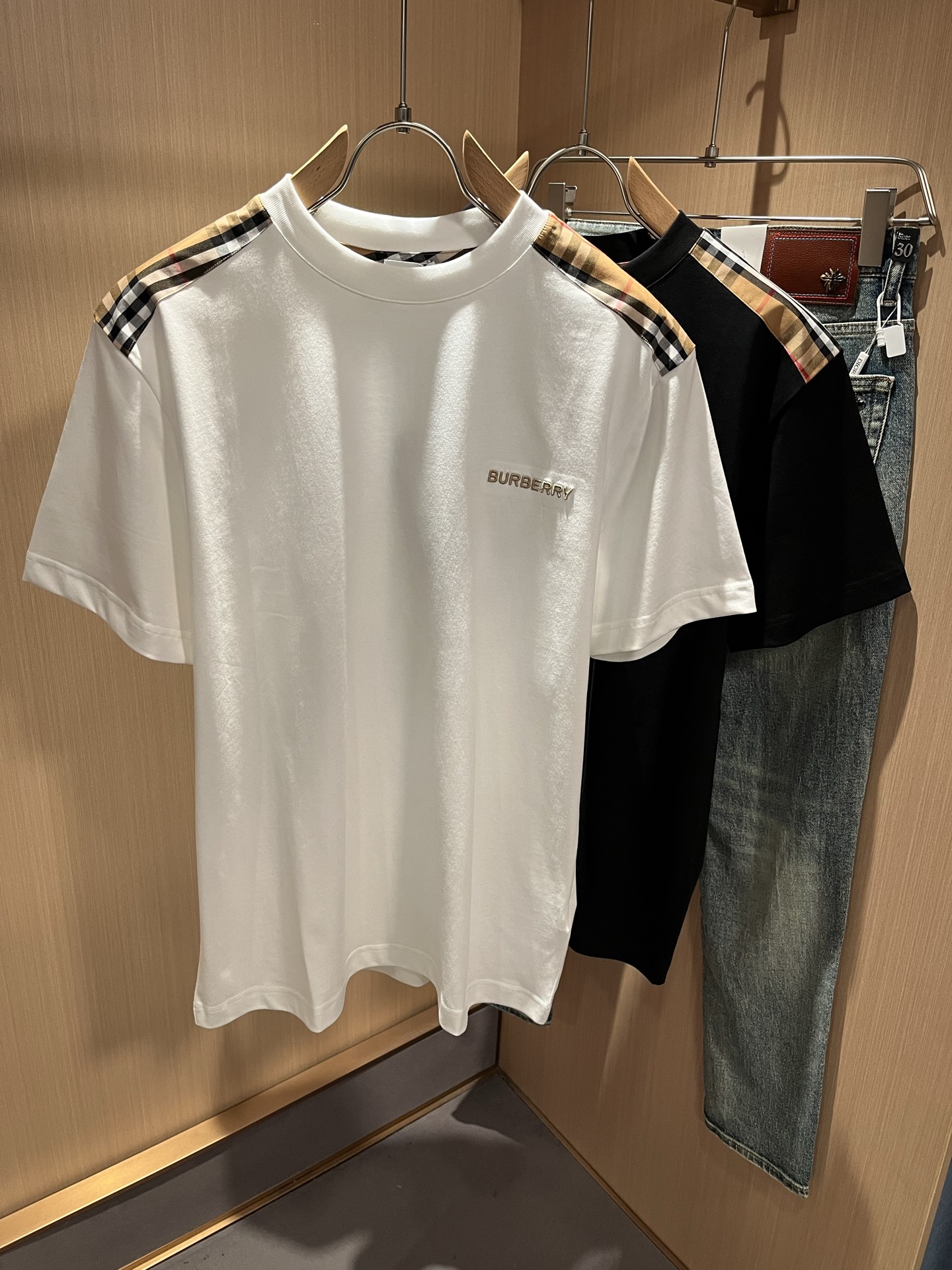 NO:120211,BURBER*Y Ba*li's new short-sleeved T-shirt in spring and summer 2025 is coming, and is made of a popular environmentally friendly pure cotton fabric recently. It is a high-end outdoor sports and leisure series, which is very popular in sports!  BUR's latest special material, sleeve plaid splicing canvas iconic design!  Embroidery logo pattern design for clothes!  Fabric is also called memory cloth, which refers to fabrics with morphological memory functions. It instantly kills all versions on the market. It can only be said that it is not a level at all. Whether it is material, detail restoration and craftsmanship, you are not afraid of any challenges. Just to contribute wonderful products to everyone. As always, it is consistent. A style that implements the core concept of BUR will be closely tied to fashion, always maintaining perfection, a simple but not simple design style perfectly meets the outfit you need in daily life. Size: S-2XL, burberry, T-shirt, tees, t-shirt, alexander wang19860909BURBER*Y巴*莉2025春夏新品短袖T恤,重磅来袭,最近比较火热的环保纯棉面料制作而成,高端户外运动休闲系列,非常火热运动风潮！BUR最新研发的特殊材质,袖子格子拼接帆布标志性设计！衣身刺绣logo图案设计！面料也叫记忆布,是指具有形态记忆功能的面料,秒杀市面上一切版本,只能说根本就不是一个级别的存在,不管是材质还是细节还原度以及工艺制作方面,不惧任何挑战,只为给大家奉献绝妙产物一如既往,始终如一,贯彻了BUR核心理念的一个款式将与时尚紧紧的捆绑在一起,时刻保持完美,简约而不简单的的设计风格,完美的满足了你日常所需要的穿搭.尺码:S-2XL,,burberry,T-shirt,tees，t-shirt,alexander wang,Men's clothing