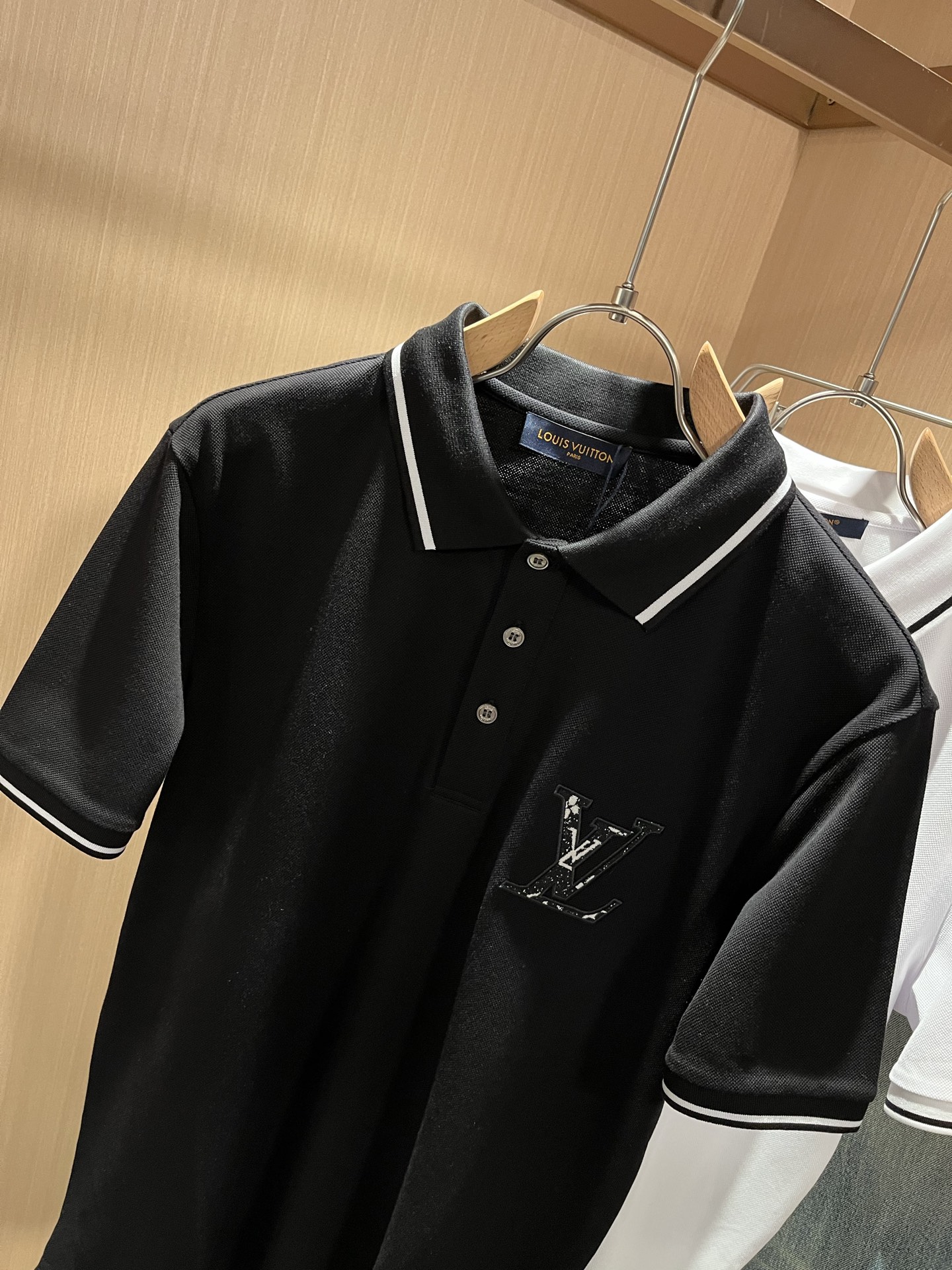  Louis Vuit*on路易*登2025春夏新款短袖Polo衫，最新工艺时尚元素设计理念！胸前刺绣l