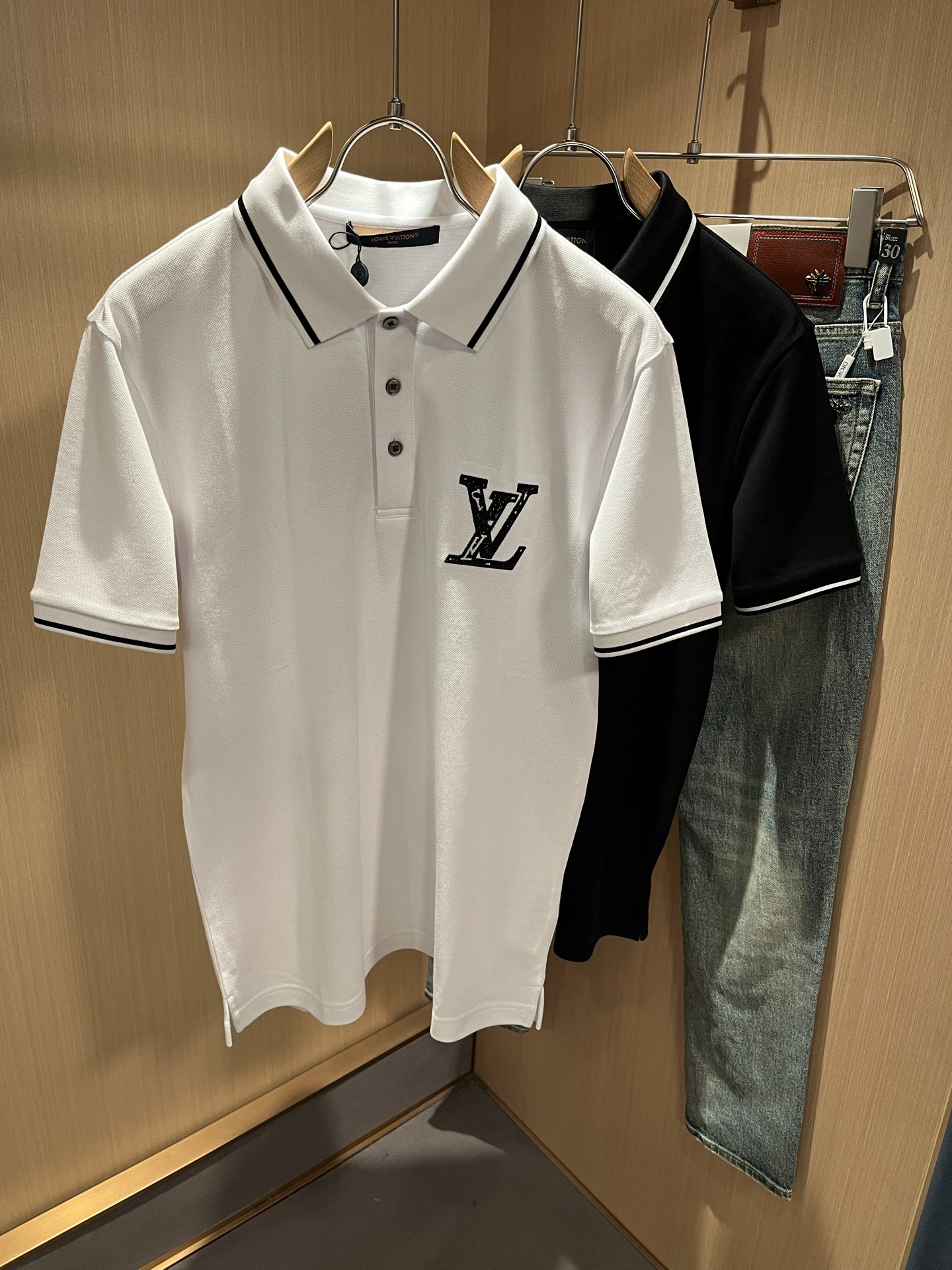  Louis Vuit*on路易*登2025春夏新款短袖Polo衫，最新工艺时尚元素设计理念！胸前刺绣l