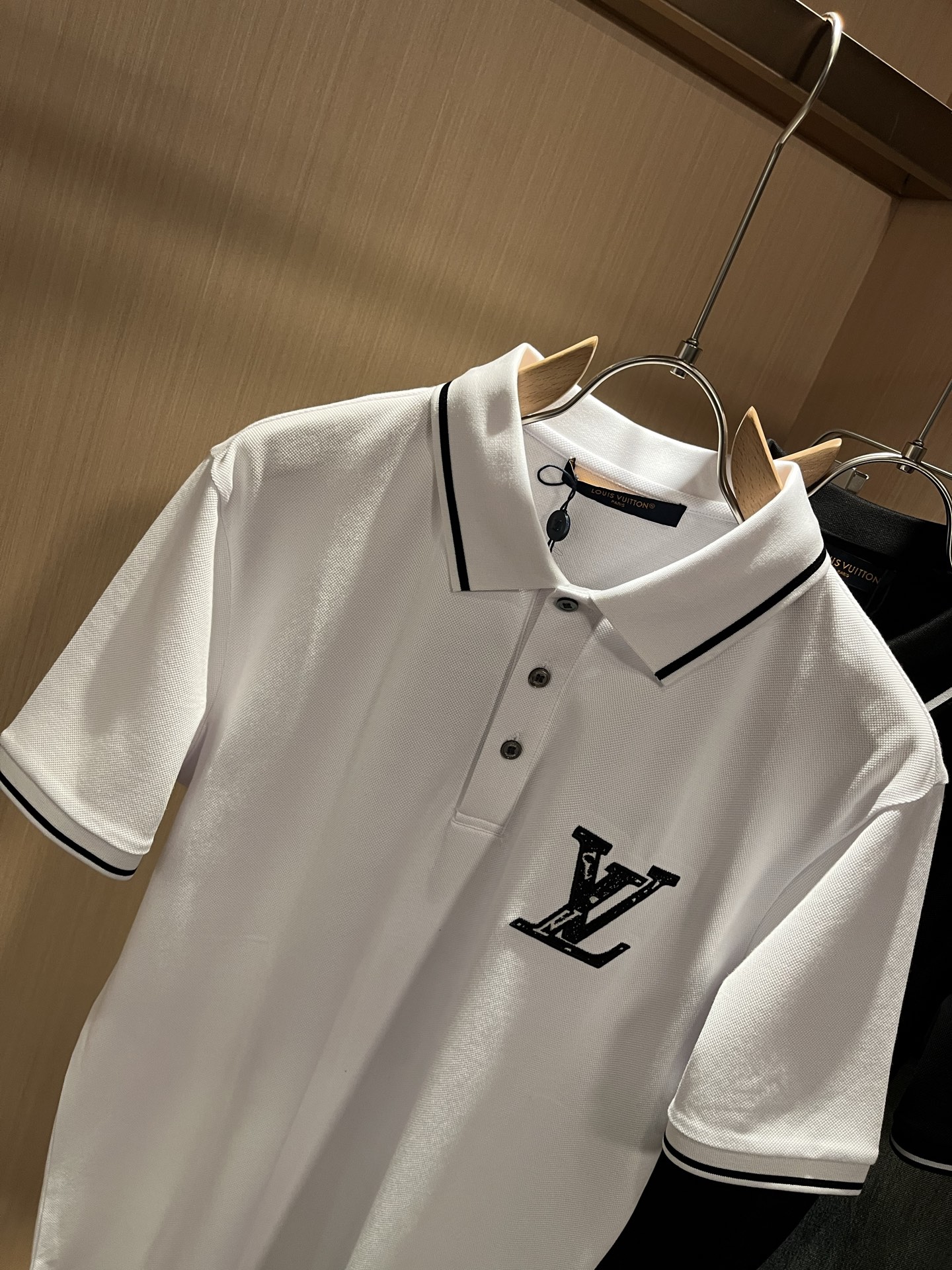  Louis Vuit*on路易*登2025春夏新款短袖Polo衫，最新工艺时尚元素设计理念！胸前刺绣l