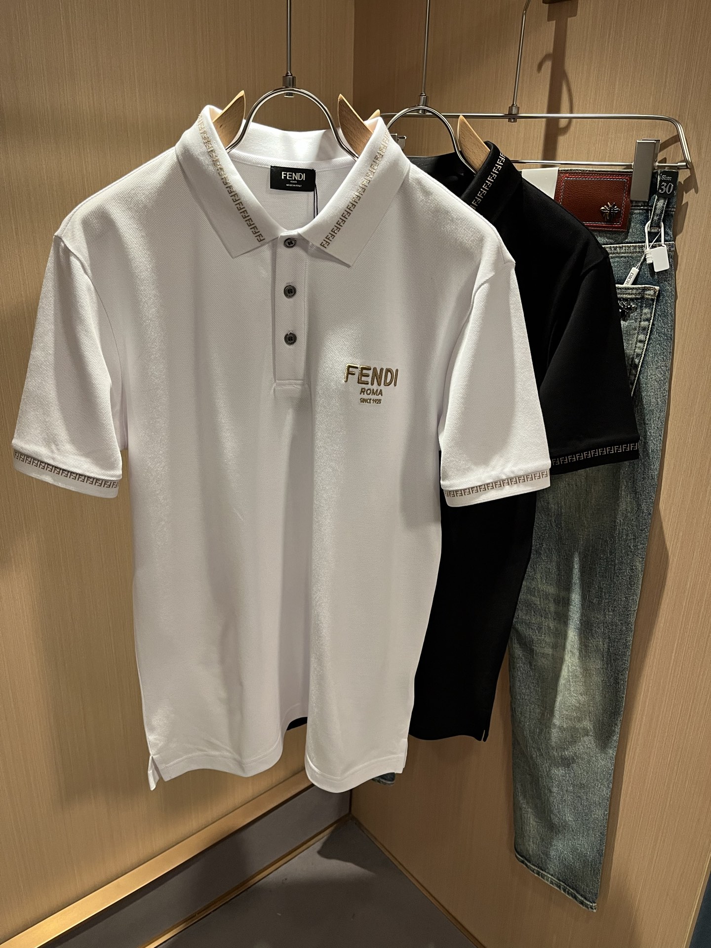 NO:121542,FEN Fen*Die 2025 spring and summer new short-sleeved Polo shirt!  The clean version is versatile and does not limit age, and the chest logo logo pattern embroidery design!  Whether you are light-hearted or like a trendy style, you can get a must-have item for boys' wardrobe, whether you wear a jacket or wear it alone in summer. The mesh bead flooring is more delicate, breathable and sweat-absorbing, the upper body is stylish and has a great feeling of fit. The clothes are upright and stylish, and the low-end slags will fall if you don't wash the collar. Size M-3XL, fendi, jackets & coats, jackets & coats, T-shirt, alexander wang19860909FEN 芬*迪2025春夏新款短袖Polo衫！净版百搭不限制年龄,胸前标志logo图案刺绣工艺设计！无论你是轻熟还是喜欢潮风搭配妥妥的,男生衣橱必备单品款,无论内搭夹克外套,还是夏季单独穿都可以,网状珠地棉更细腻透气吸汗,上身有型并且贴服感受非常棒,衣服挺拔有型区别低端渣货,不会洗洗领子就塌了. 尺码M-3XL,,fendi,jackets & coats,jackets & coats,T-shirt,alexander wang,Men's clothing