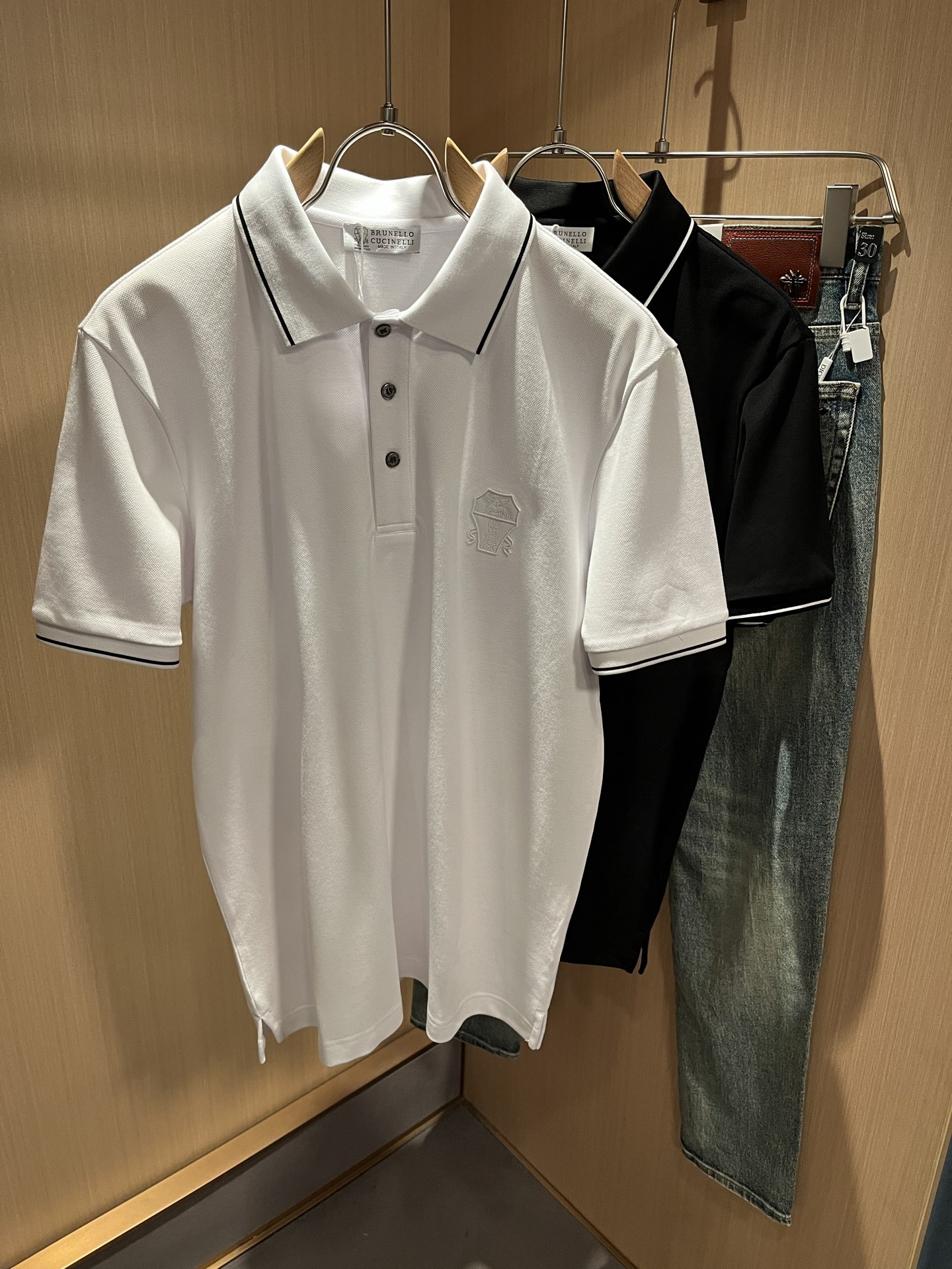 NO:121529,BC-Brunello Cucineli 2025 spring and summer new men's short-sleeved Polo shirt, a fashionable and versatile item that many celebrities love to wear!  The LOGO glue on the chest is super good-looking. Friends who like classic and simple must not miss this one!  The calm and atmospheric brand style has always been favored by the upper class! It is also the best choice for fashionable items!  The upper body is so handsome, highly recommended!  !  !  In addition to its brand added value, the biggest attraction of this short sleeve is that this short sleeve has a high cost-effectiveness in terms of color and material!  Customized original exclusive mesh cotton material design!  Environmentally friendly washing, customized fabrics, pre-shrinkage treatment to ensure a crisp style. The combed cotton fabric feels super soft and smooth and sweat-absorbing!  The wash water does not deform, the feel is comfortable and smooth, the upper body is soft and comfortable, the classic fashionable lapel design is simple and not complicated, and it is very pleasing to the eye!  Code number M-3XL, brunello cucinelli, T-shirt, alexander wang19860909BC-Brunello Cucineli 2025春夏新款男士短袖Polo衫,众多明星都爱穿的时尚百搭单品！胸前LOGO压胶超级好看,喜欢经典简约的朋友,一定不能错过了这款！沉稳大气的品牌风格一直以来备受上层人士的青睐!也是时尚单品的不二之选！ 上身帅到爆了,强烈推荐！！！这件短袖最大的吸引力除了他本身的品牌附加值,更加肯定的是这款短袖无论在颜色搭配还是材质上都有很高的性价比！ 定制原版专属网眼棉材质设计！环保水洗,定制面料,预缩处理,确保版型的挺括,精梳棉面料手感超柔顺滑又吸汗！洗水不变形,手感舒适顺滑,上身柔和舒适,经典的时尚翻领设计,精简不繁,很是耐看！码数M-3XL,,brunello cucinelli,T-shirt,alexander wang,Men's clothing