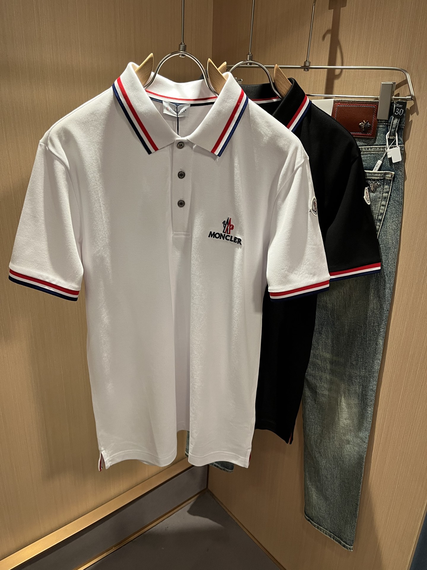 NO:120208,MON Meng**kou 2025 spring and summer new men's original single men's short-sleeved POLO shirt, trading company goods, and the official website is available at the same time!  This type of basic items is a must-see every season. It is equipped with imported pearl mesh cotton, which has both comfort and breathability, and the overall visual value is full, and the chest logo pattern is modified!  A single item with extremely high dressing rate!  Standard style and tailoring, comfortable stretching, and unrestrained exercise!  The lapel design meets the needs of simple styles, while having strong practical wearability, high-end, atmospheric and high-end!  Universal and versatile model. Size M-3XL, T-shirt, alexander wang19860909MON蒙**口2025春夏新款男士原单男士短袖POLO衫,贸易公司货,官网同步发售！此类型的基础单品是每季必出现的,客供进口珠地网眼棉,舒适性与透气性兼备,整体视觉值满分,胸前标志logo图案修饰！穿搭率极高的单品！版型剪裁标准,伸展舒适,运动无拘束！翻领的设计在满足简约的风格上的需求同时,实穿性强,高端大气上档次！ 万能百搭款.尺码M-3XL,,T-shirt,alexander wang,Men's clothing