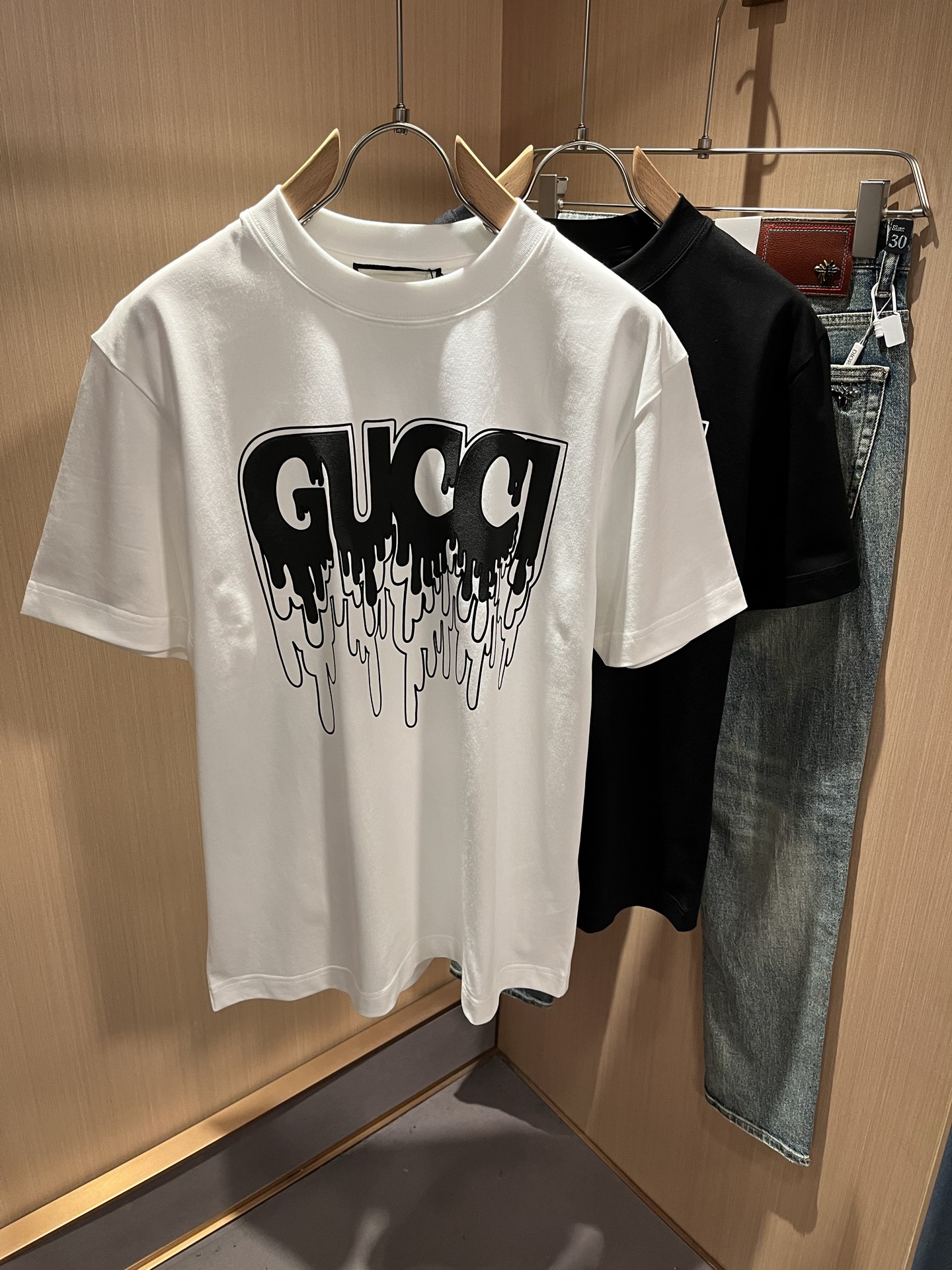 NO:120207,Gucc* Gujia 2025 spring and summer new style for men and women couples casual loose cotton round neck short-sleeved T-shirt!  Trading companies have sparse channels and are released on the official website at the same time!  The latest series of spring and summer 2025, classic fashion design elements, injecting full vitality into the new series. This T-shirt is carefully selected for imported cotton fabrics. The fabric feels skin-friendly and soft and delicate, and the body is panoramic logo pressing design!  It has an extremely comfortable and breathable wearing experience. The whole item is very eye-catching and fashionable, and is deeply loved by young people today!  The loose round neck cut is a neutral style regardless of age and gender, suitable for matching all the styles and looks you need in your daily life!  It is recommended to wear couple outfits to go out on the street to make it more pleasing to the eye!  Size S-2XL, gucci, gucci, T-shirt, tees, t-shirt, alexander wang19860909Gucc*古家 2025春夏新款男女同情侣款休闲宽松棉质圆领短袖T恤衫！贸易公司渠道稀出,同步官网发售 ！ 2025春夏最新系列,经典时尚设计元素,为全新系列注入满满活力,这款T恤衫用心甄选客供进口棉面料制成,面料手感亲肤柔软细腻,衣身全景logo压胶设计！拥有着无比舒适透气性的穿着体验,整件单品极具吸睛度与时尚感,深受当下年轻人的喜爱！基础宽松的圆领版型裁剪,不分年龄与性别的中性款式,适合搭配你日常所需的所有风格与造型！建议搭配情侣装出街会更为养眼出色！尺码S-2XL,,gucci,gucci,T-shirt,tees，t-shirt,alexander wang,Men's clothing