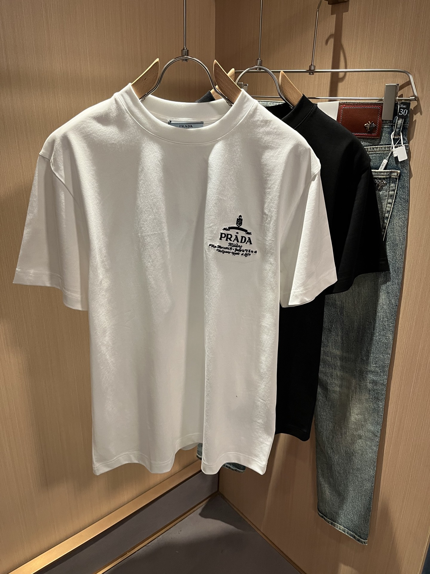 NO:490390,PRAD*A Pu*da spring and summer new short-sleeved T-shirt for men and women, the latest model is exclusively available on the entire network!  !  ~ It is classic and fashionable and versatile, who doesn’t like it? It will show the classic again. It is very pleasing to the eye and comes with a low luxury halo and recognition!  Pr*da's traditional brand concept and modern advanced technology are perfectly combined. Coupled with the extremely modern and modern minimalist design, P's exclusive logo pattern embroidery design!  Customized 100% imported pure cotton fabric!  The texture of this model is quite touching, the specifications and grades are known with tentacles. The degree of delicateness and breathability are top-notch!  Size S-2XL, prada, T-shirt,tees, t-shirt,alexander wang19860909PRAD*A普*达春夏新款男女同款短袖T恤,最新款全网独家首上！！~既经典有时尚百搭,谁不爱啊,将经典再次展现,非常的耐看,自带低奢光环与辨识度！Pr*da传统的品牌理念和现代化的先进技术进行了完美结合.加上极其现代摩登风范的简约设计,P家专属logo图案刺绣设计！定制百分百进口纯棉面料！此款的质感相当感人 触手便知规格档次 细腻程度与透气效果堪称顶级！尺码S-2XL,,prada,T-shirt,tees，t-shirt,alexander wang,Men's clothing