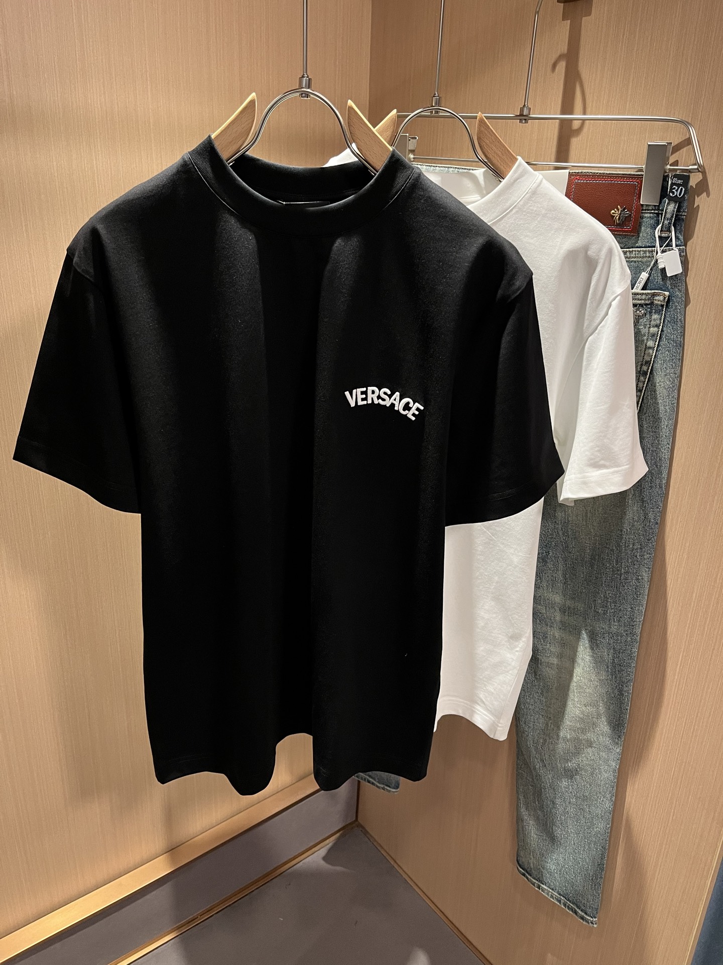 NO:123381,Versa*e Fan*zhe's new spring and summer 2025 men and women's short-sleeved T-shirt for couples, trendy light luxury new products are available, original single replica product, high-end quality, the highest version of the market, Milan fashion designer model, sneak peek, exclusive on-site sale; original exclusive cotton fabric is available for customers!  Customized logo pattern embroidery design, excellent upper body effect, comfortable and close to the body to show temperament!  S-XXL, versace, T-shirt,tees, t-shirt,alexander wang19860909Versa*e 范*哲2025春夏新款男女同款情侣短袖T恤,潮流轻奢新品登场 原单复刻产物 高端品质 市场最高版本 米兰时装设计师款 先睹为快,独家现货发售；客供原版专属纯棉面料！定制logo图案刺绣工艺设计,上身效果超赞,舒适贴身彰显气质！码数S-XXL,,versace,T-shirt,tees，t-shirt,alexander wang,Men's clothing