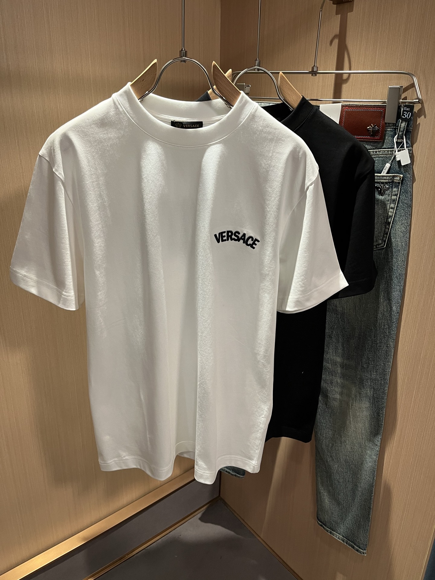 NO:123384,Versa*e Fan*zhe's new spring and summer 2025 men and women's short-sleeved T-shirt for couples, trendy light luxury new products are available, original single replica product, high-end quality, the highest version of the market, Milan fashion designer model, sneak peek, exclusive on-site sale; original exclusive cotton fabric is available for customers!  Customized logo pattern embroidery design, excellent upper body effect, comfortable and close to the body to show temperament!  S-XXL, versace, T-shirt,tees, t-shirt,alexander wang19860909Versa*e 范*哲2025春夏新款男女同款情侣短袖T恤,潮流轻奢新品登场 原单复刻产物 高端品质 市场最高版本 米兰时装设计师款 先睹为快,独家现货发售；客供原版专属纯棉面料！定制logo图案刺绣工艺设计,上身效果超赞,舒适贴身彰显气质！码数S-XXL,,versace,T-shirt,tees，t-shirt,alexander wang,Men's clothing