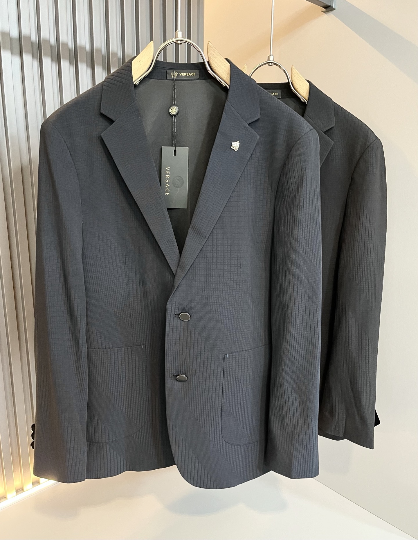 NO:120223,VERS*CE/Fan *Zhe 2025 early spring men's casual men's suit jacket, the latest fashion trend, trading company channels are rare, and it is released on the official website. The most anticipated high-quality products of men's gods are coming, making you feel what it means to be truly luxurious and has connotation! This jacket is made of special suit fabrics, logo hardware design!  Full of brand style!  The surface is neat and smooth and shiny, and the texture is obvious through the screen. The most enjoyable dressing experience you enjoy! It perfectly enhances the overall luxury and class, and can get a high-end luxury atmosphere at a glance! The regular suit cut, the upper body is versatile and simple, and it is easy to deal with various occasions and environments. It is undoubtedly a must-have item for daily commuting! Size M-4XL, versace, jackets & coats, jackets & coats, business suit, alexander wang19860909VERS*CE/范*哲 2025早春男士休闲男士西装外套,最新时尚潮流单西,贸易公司渠道稀出,同步官网发售,男神最为期待的精品狠货重磅来袭,让你感受到什么叫真正的高奢有内涵!此款夹克外套选用专用西服面料制成,标志logo五金设计！满满的品牌风格！表面整洁光滑且富有光泽,质感透过屏幕都显而易 见,你最为享受的穿着体验! 完美提升了整体的奢华档次感,一眼就能Get到的高端奢华气息!常规的西装版型裁剪,上身百搭简约不挑人,轻松应对各种场合与环境,属于日常通勤必备的臻品无疑! 尺码M-4XL,,versace,jackets & coats,jackets & coats,business suit,alexander wang,Men's clothing